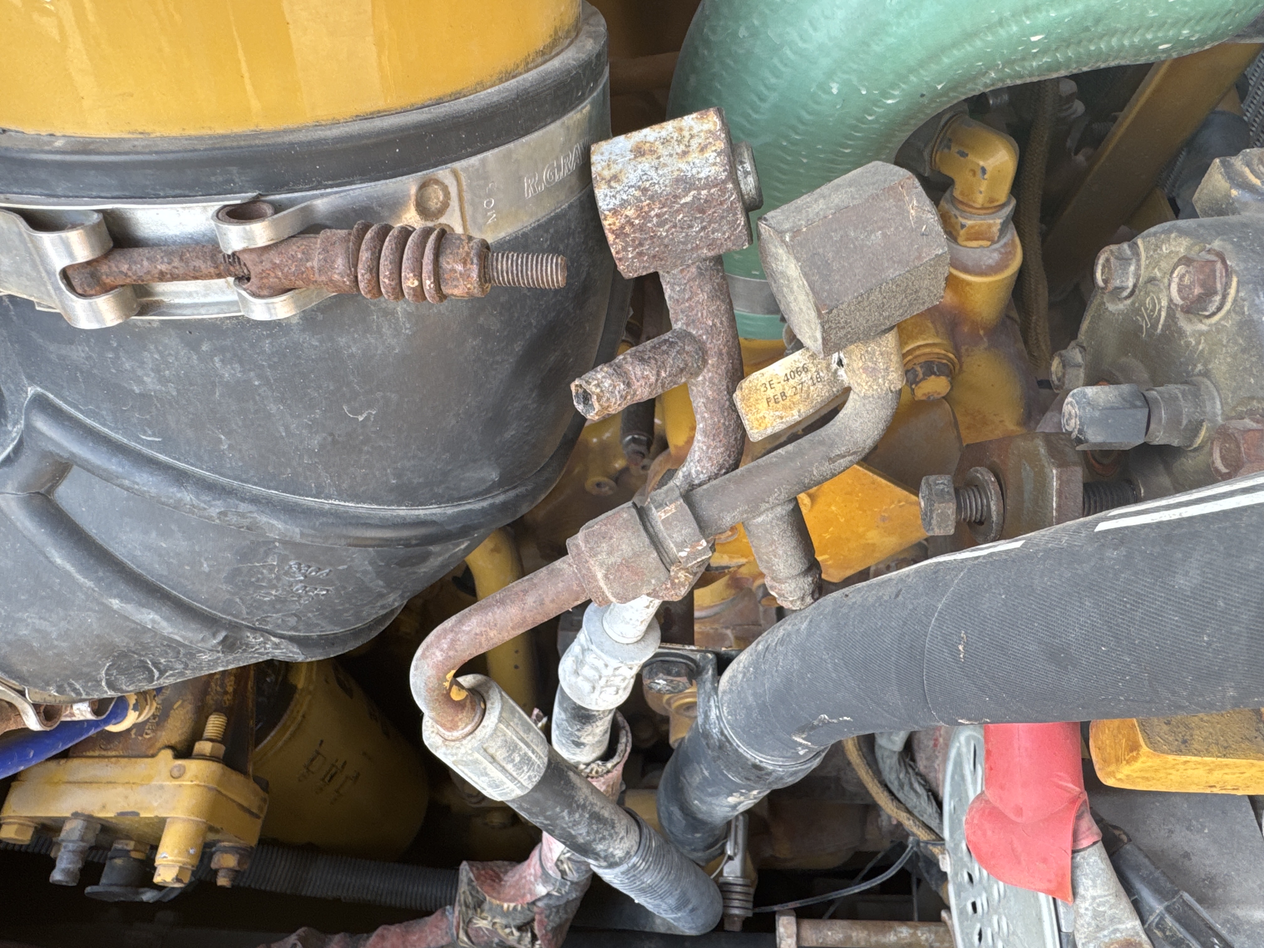 CDB-005-Cat-D8R-Crawler-dozers-inspection-Air-conditioning-Refrigerant-lines-1