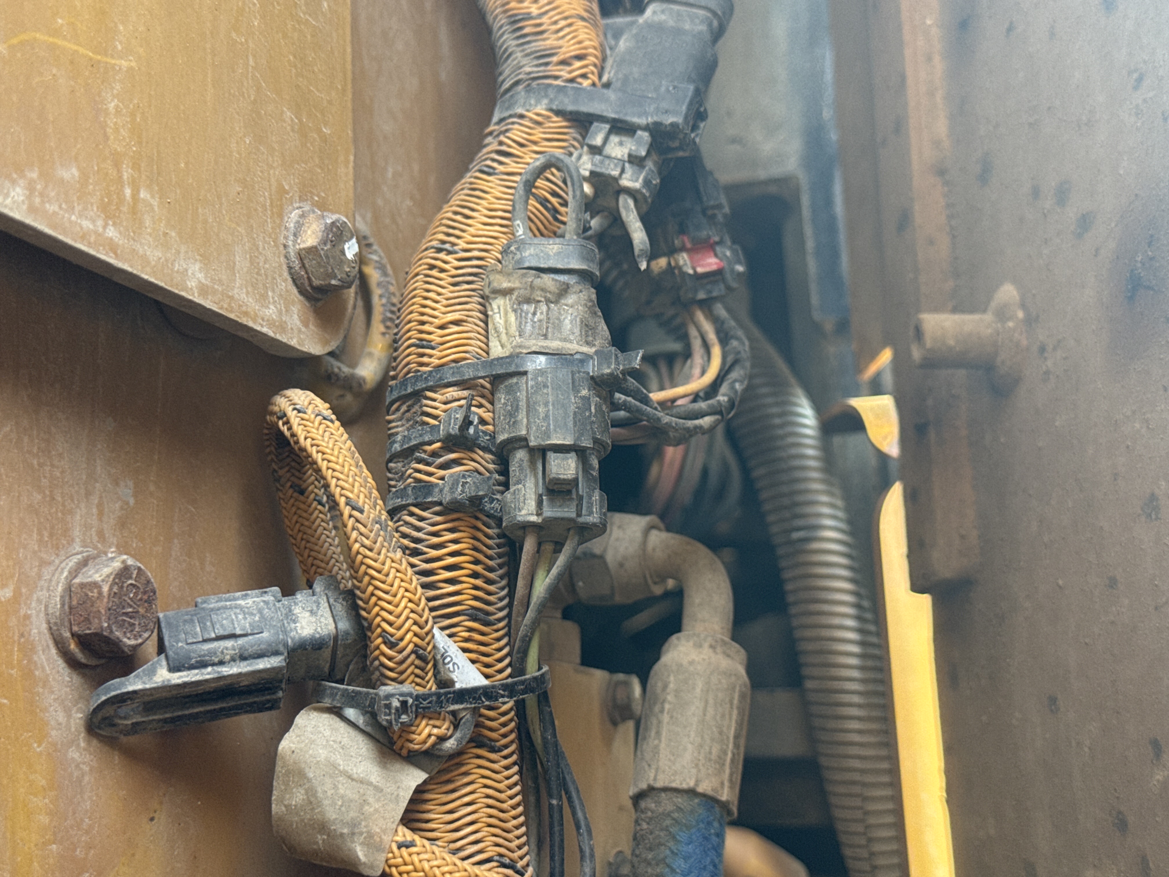 CDB-005-Cat-D8R-Crawler-dozers-inspection-Electronics-Main-harness-2