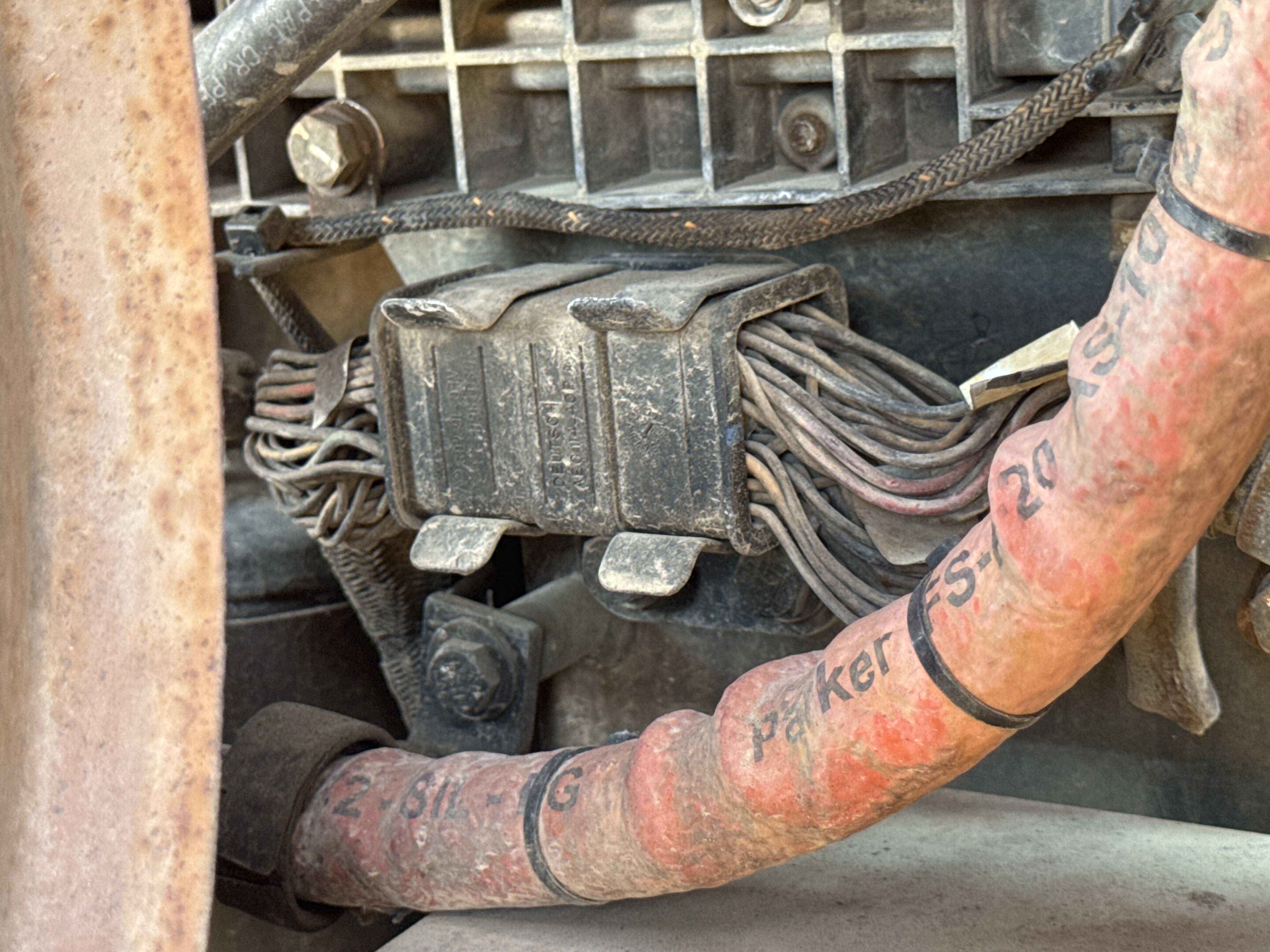 CDB-005-Cat-D8R-Crawler-dozers-inspection-Electronics-Main-harness-2