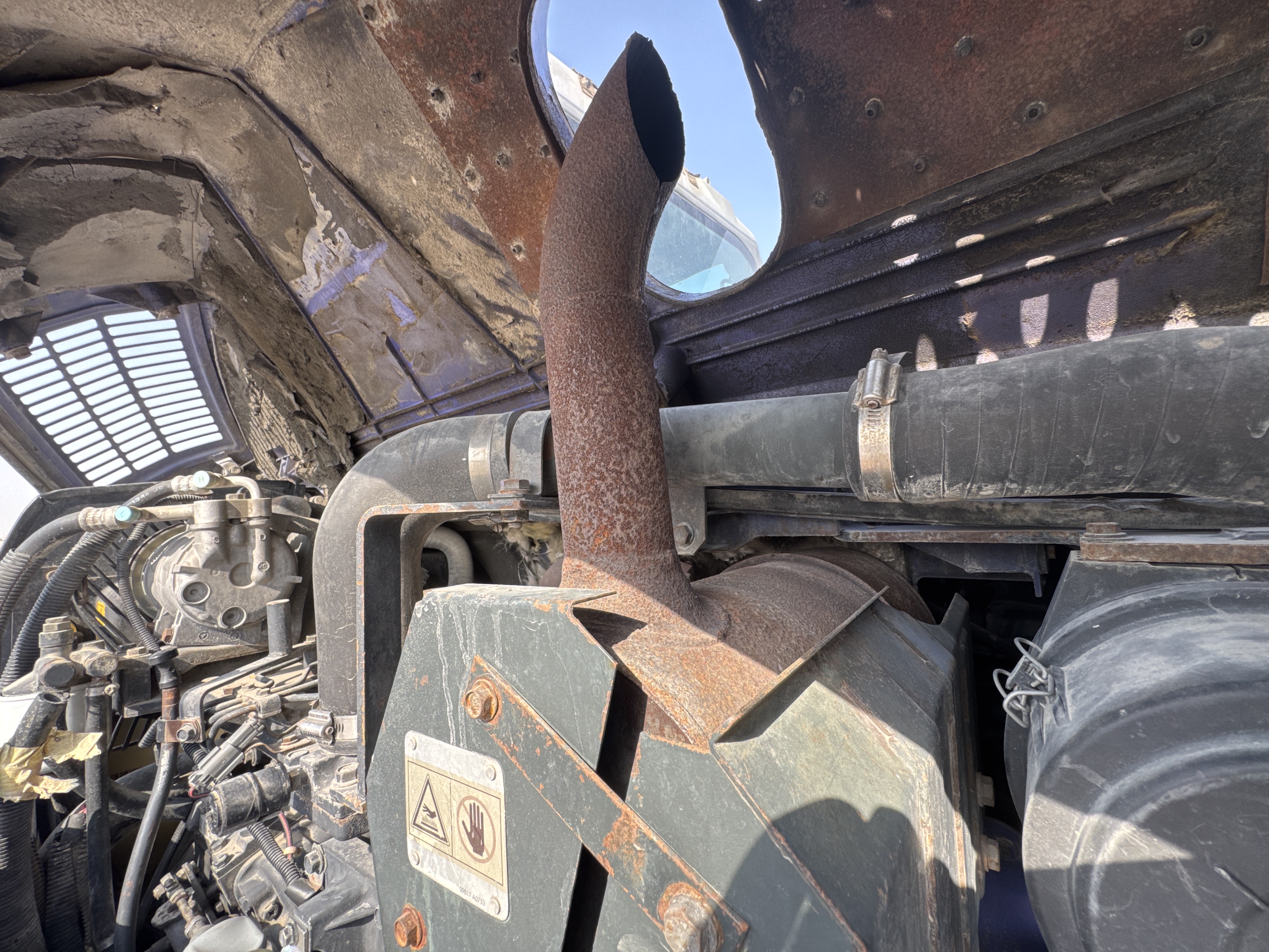 MNX-005-Komatsu-PC78UU-6-Mini-excavators-inspection-Engine-Exhaust-system-2
