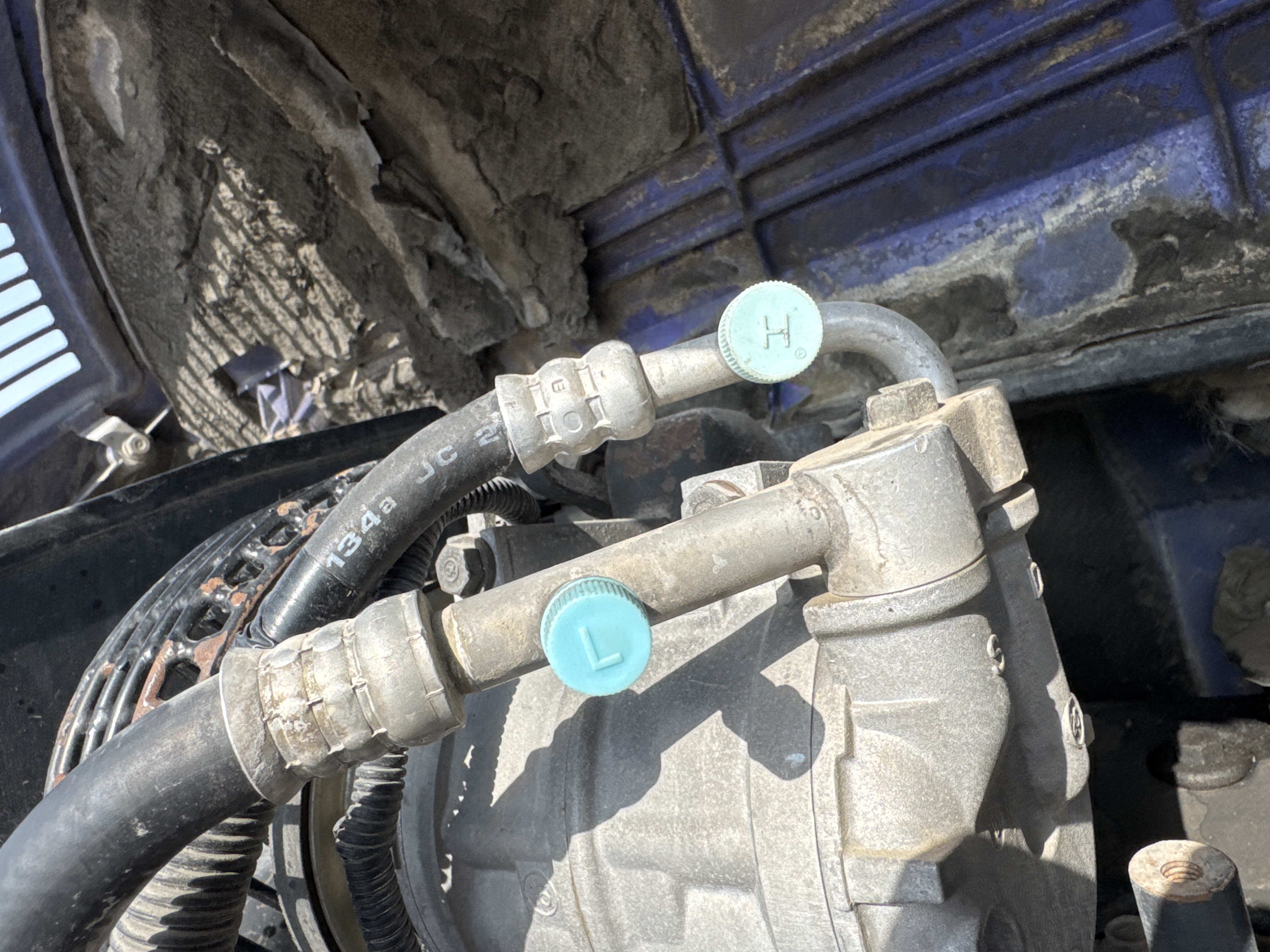 MNX-005-Komatsu-PC78UU-6-Mini-excavators-inspection-Air-conditioning-Refrigerant-lines-2