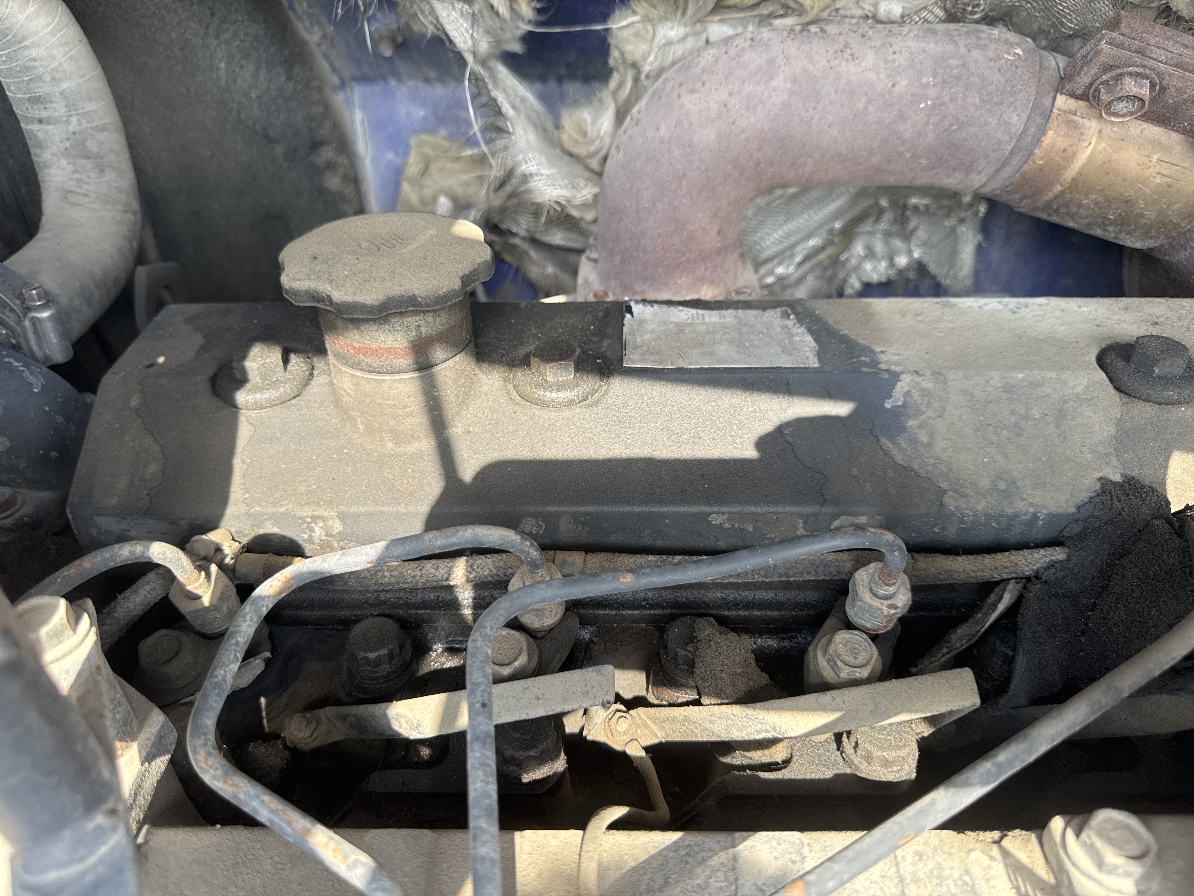 MNX-005-Komatsu-PC78UU-6-Mini-excavators-inspection-Engine-Engine-oil-leaks-2