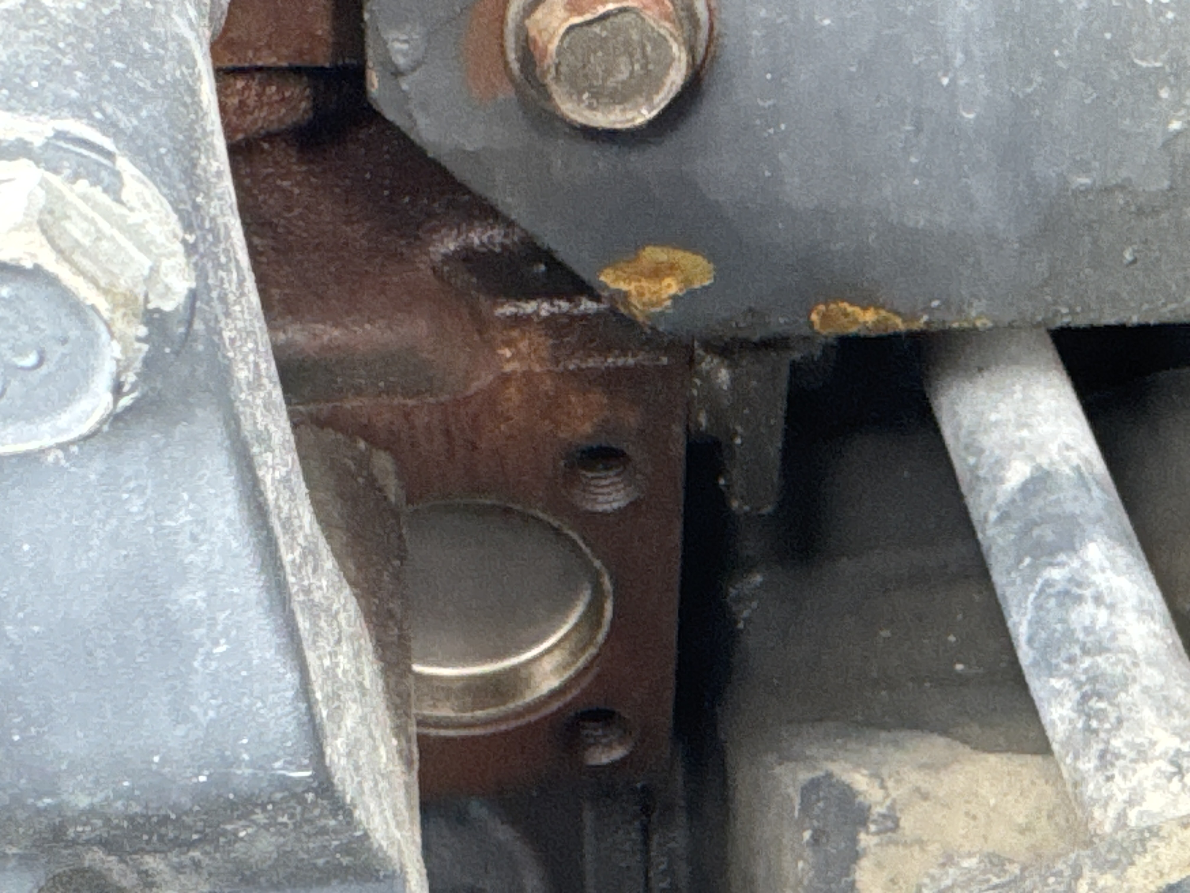 MNX-005-Komatsu-PC78UU-6-Mini-excavators-inspection-Engine-Engine-oil-leaks-2