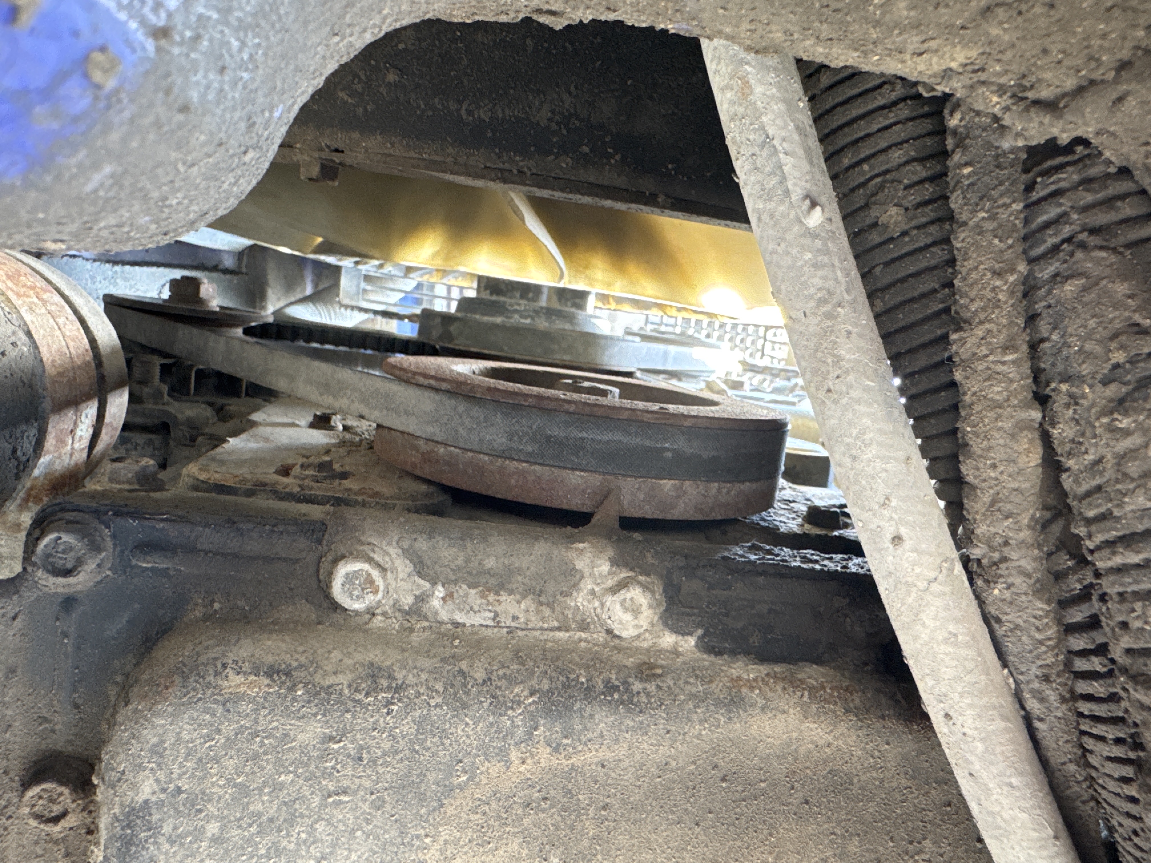 MNX-005-Komatsu-PC78UU-6-Mini-excavators-inspection-Engine-Engine-oil-leaks-2