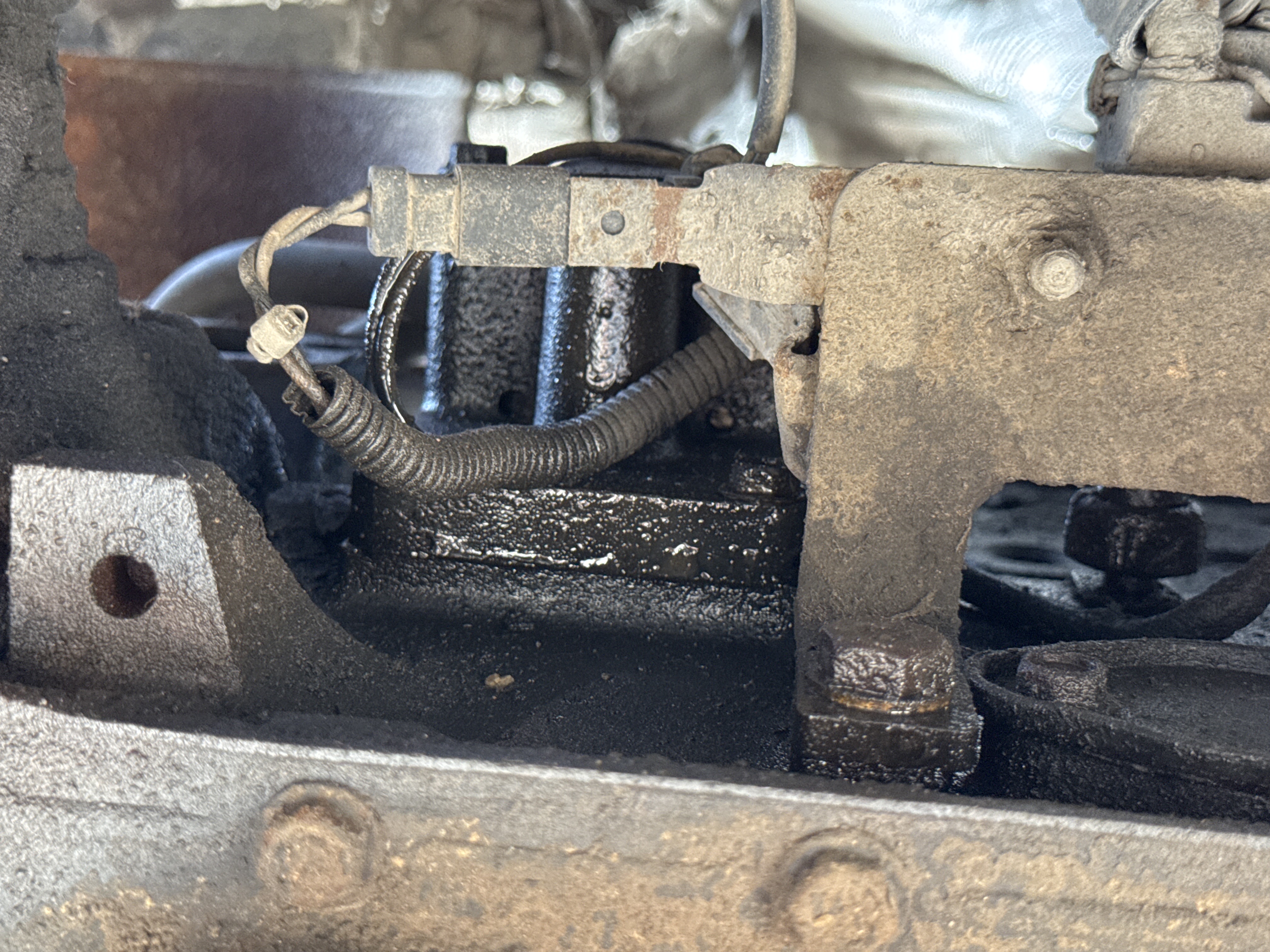MNX-005-Komatsu-PC78UU-6-Mini-excavators-inspection-Engine-Engine-oil-leaks-2