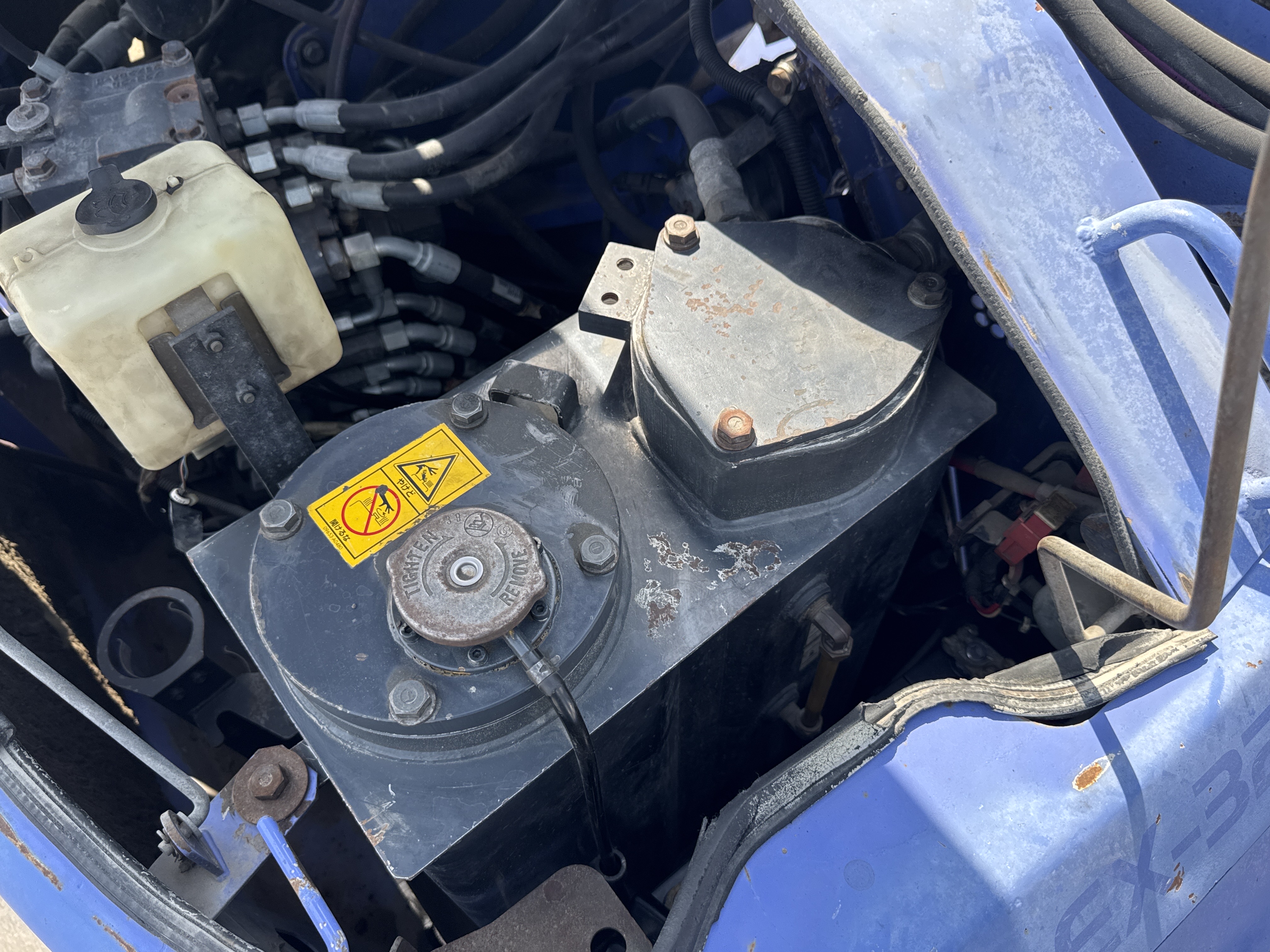 MNX-005-Komatsu-PC78UU-6-Mini-excavators-inspection-Hydraulics-Hydraulic-Tank-2