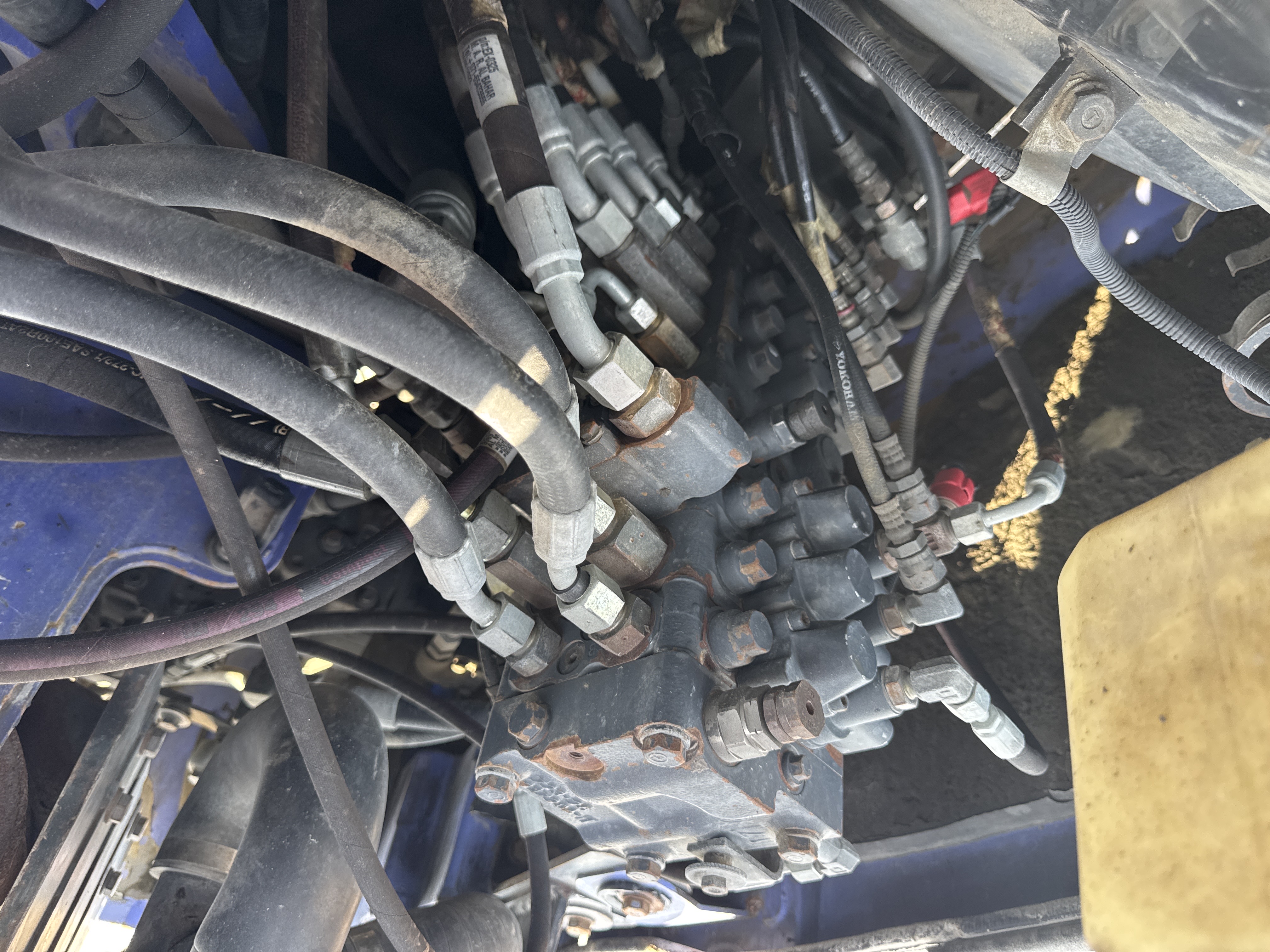 MNX-005-Komatsu-PC78UU-6-Mini-excavators-inspection-Hydraulics-Main-control-valve-(MCV)-2