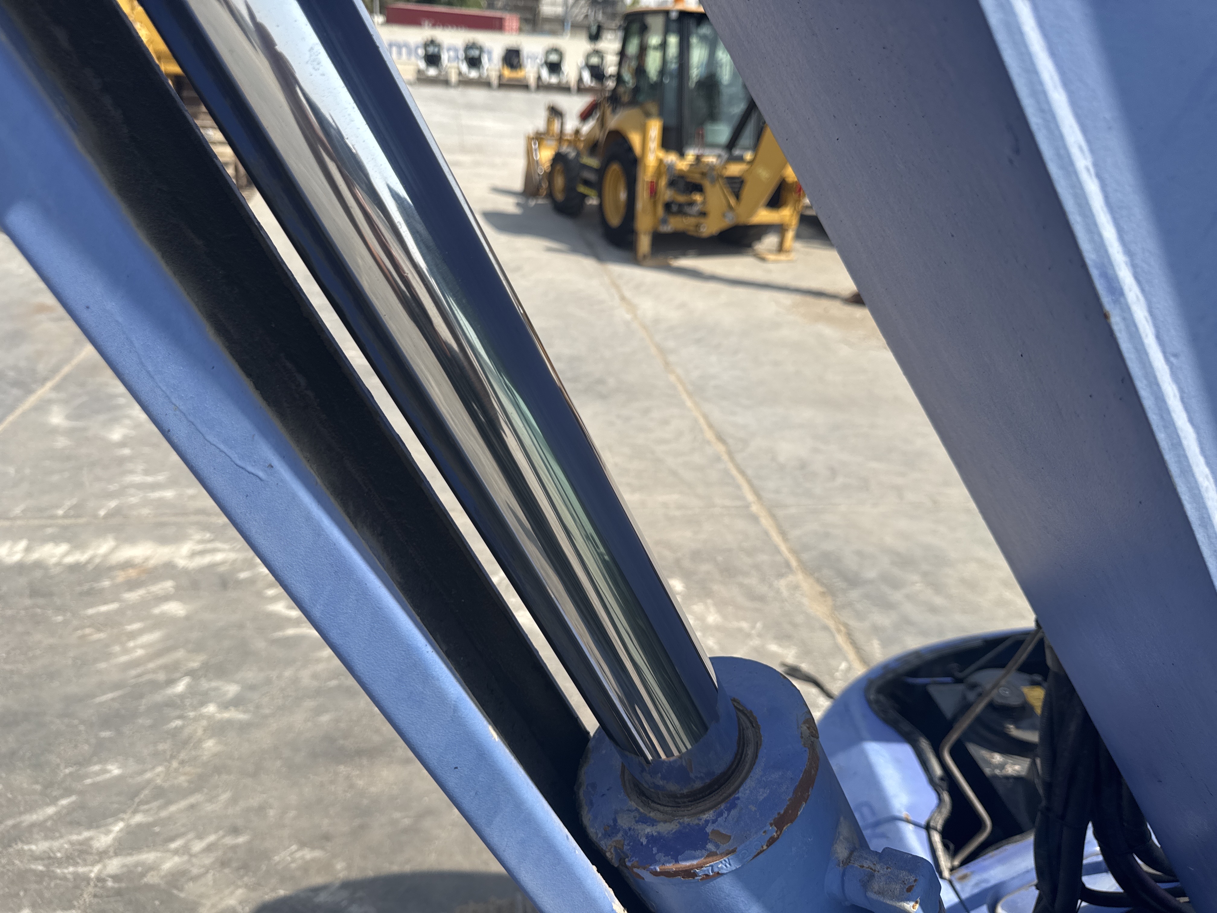 MNX-005-Komatsu-PC78UU-6-Mini-excavators-inspection-Hydraulics-Boom-lift-cylinder-2