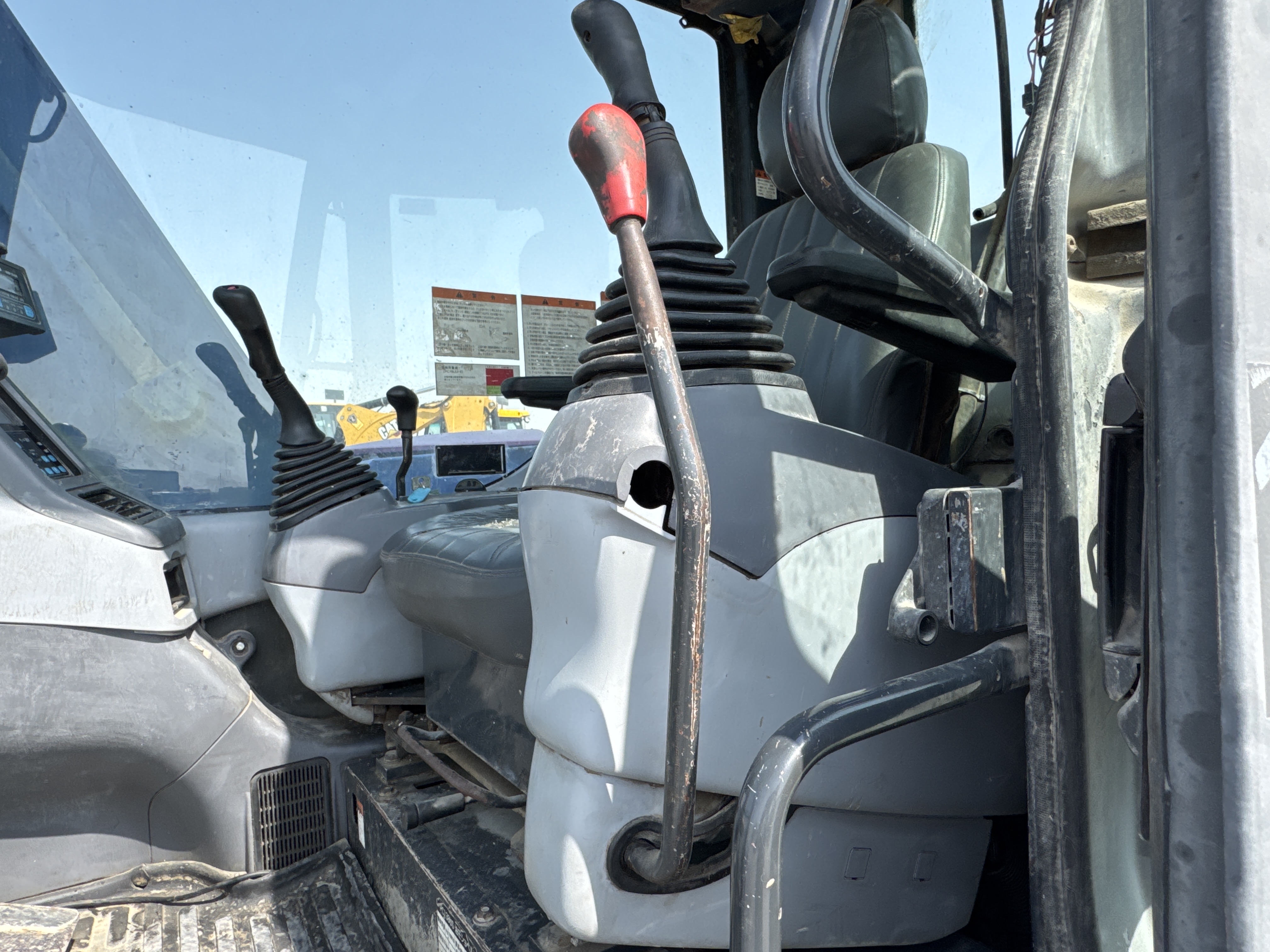 MNX-005-Komatsu-PC78UU-6-Mini-excavators-inspection-Safety-Hydraulic-safety-lock-2