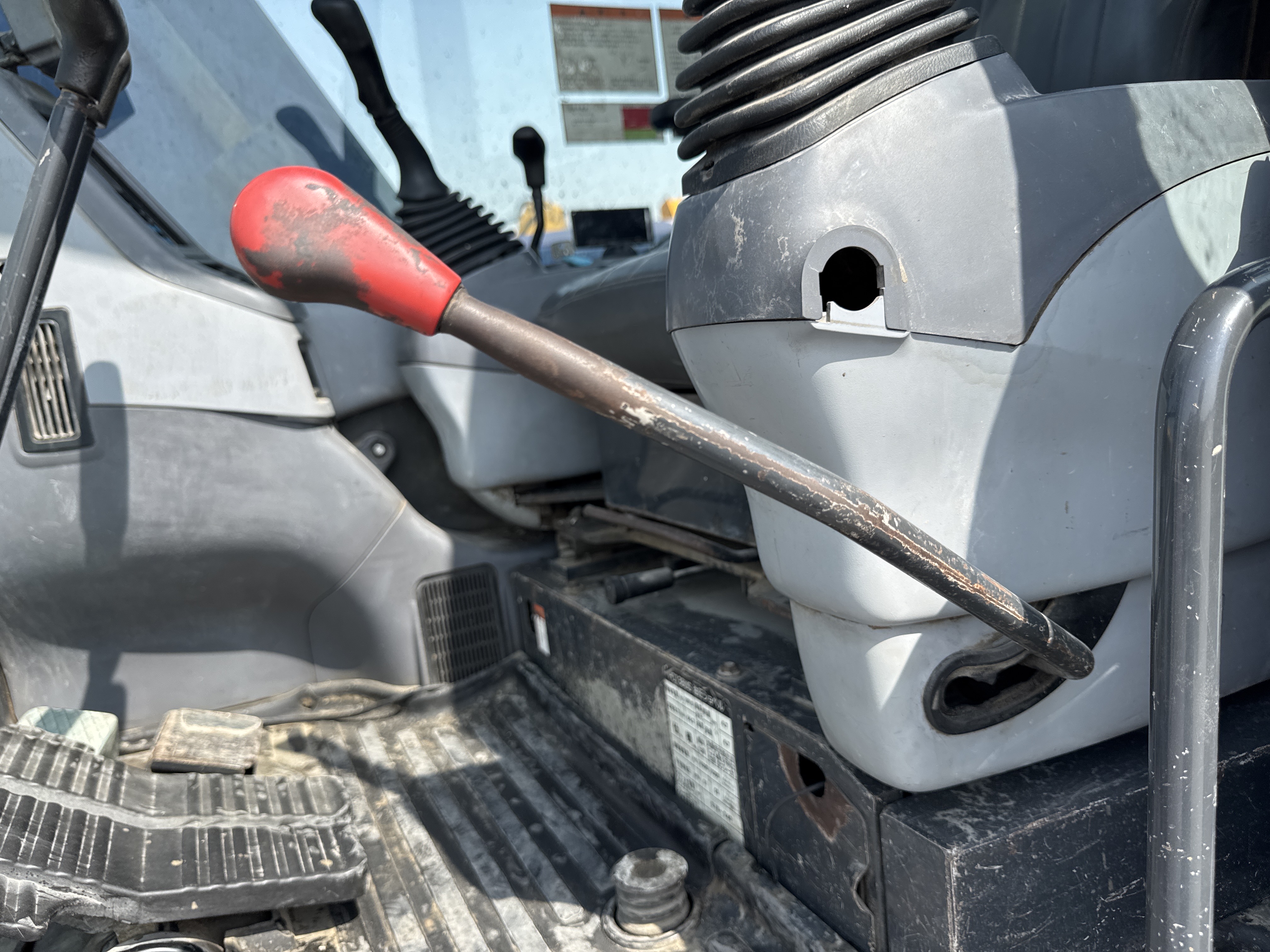 MNX-005-Komatsu-PC78UU-6-Mini-excavators-inspection-Safety-Hydraulic-safety-lock-2
