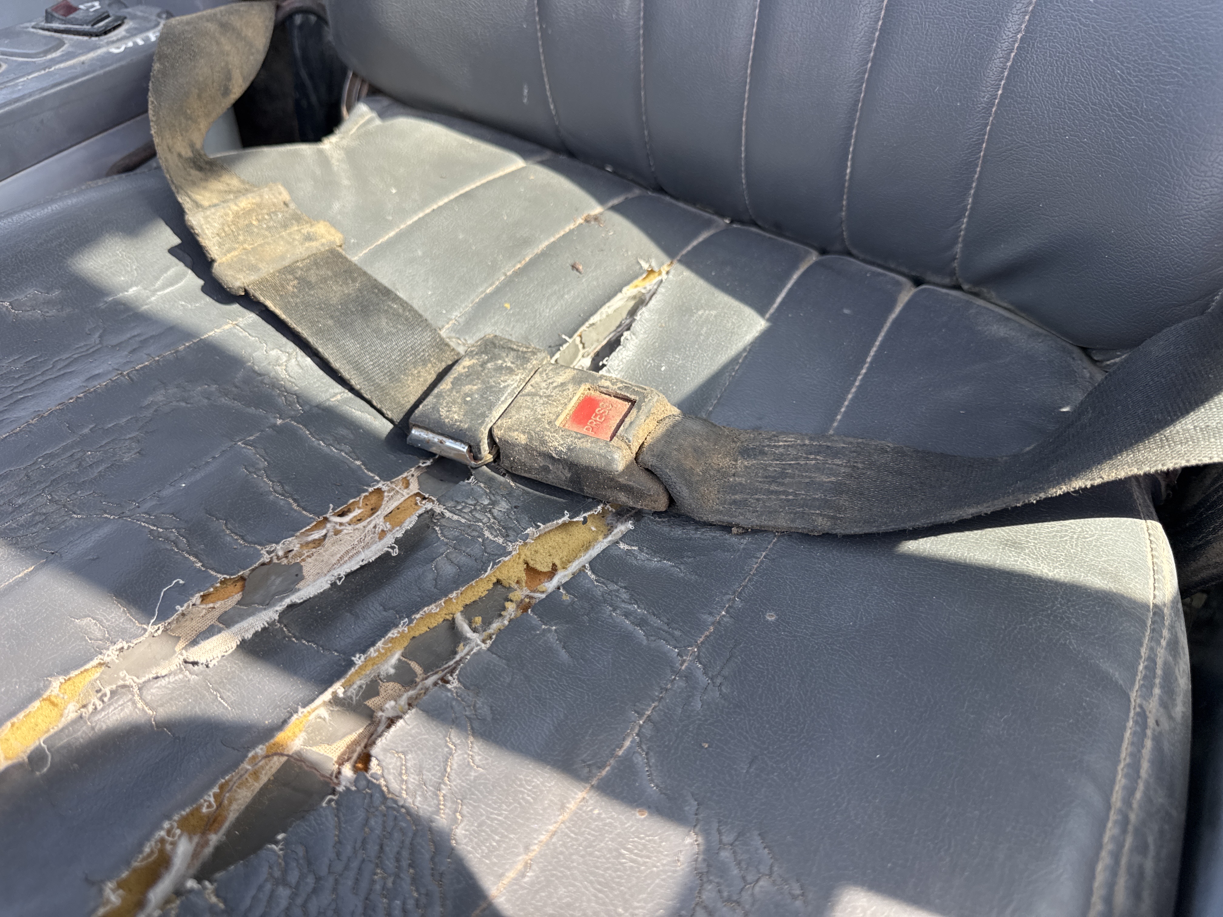 MNX-005-Komatsu-PC78UU-6-Mini-excavators-inspection-Safety-Seat-belts-2