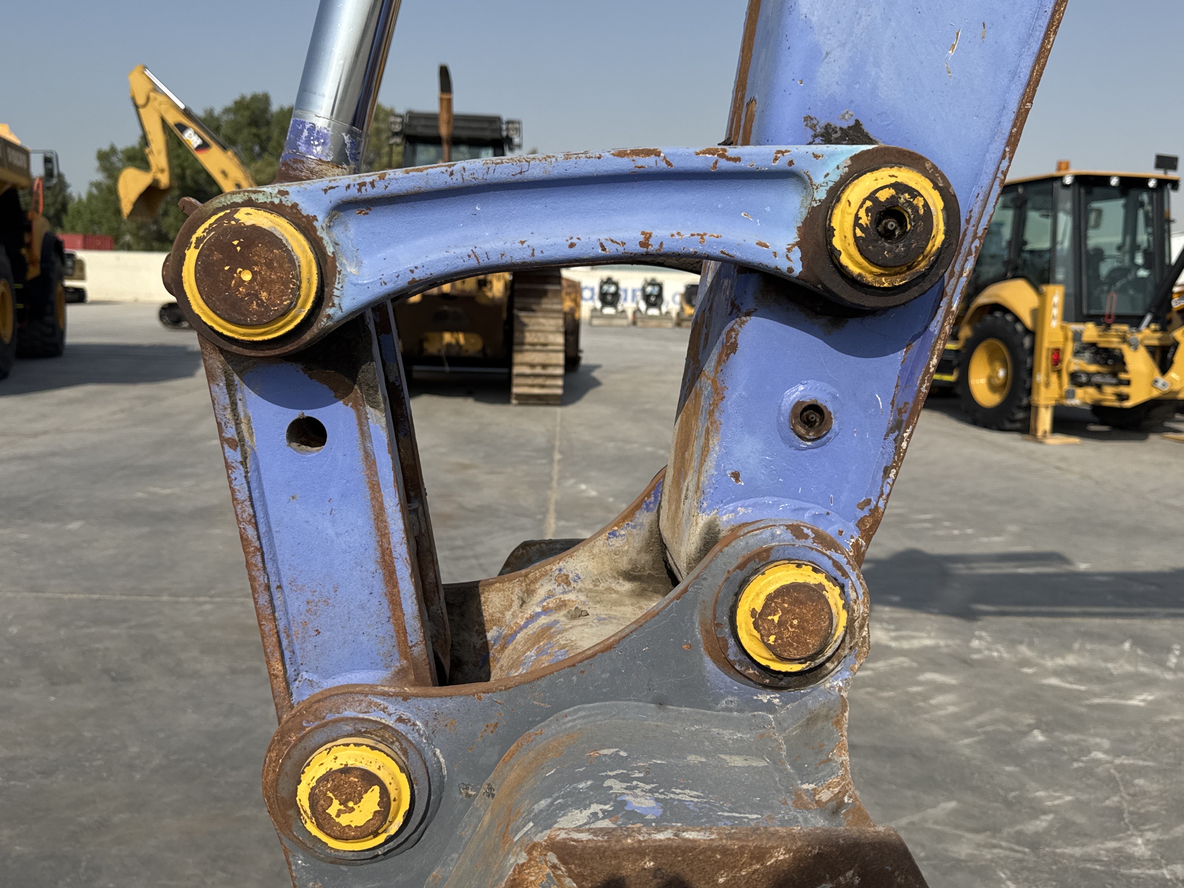 MNX-005-Komatsu-PC78UU-6-Mini-excavators-inspection-Chassis-Pin-and-bushings-stick-to-bucket-2