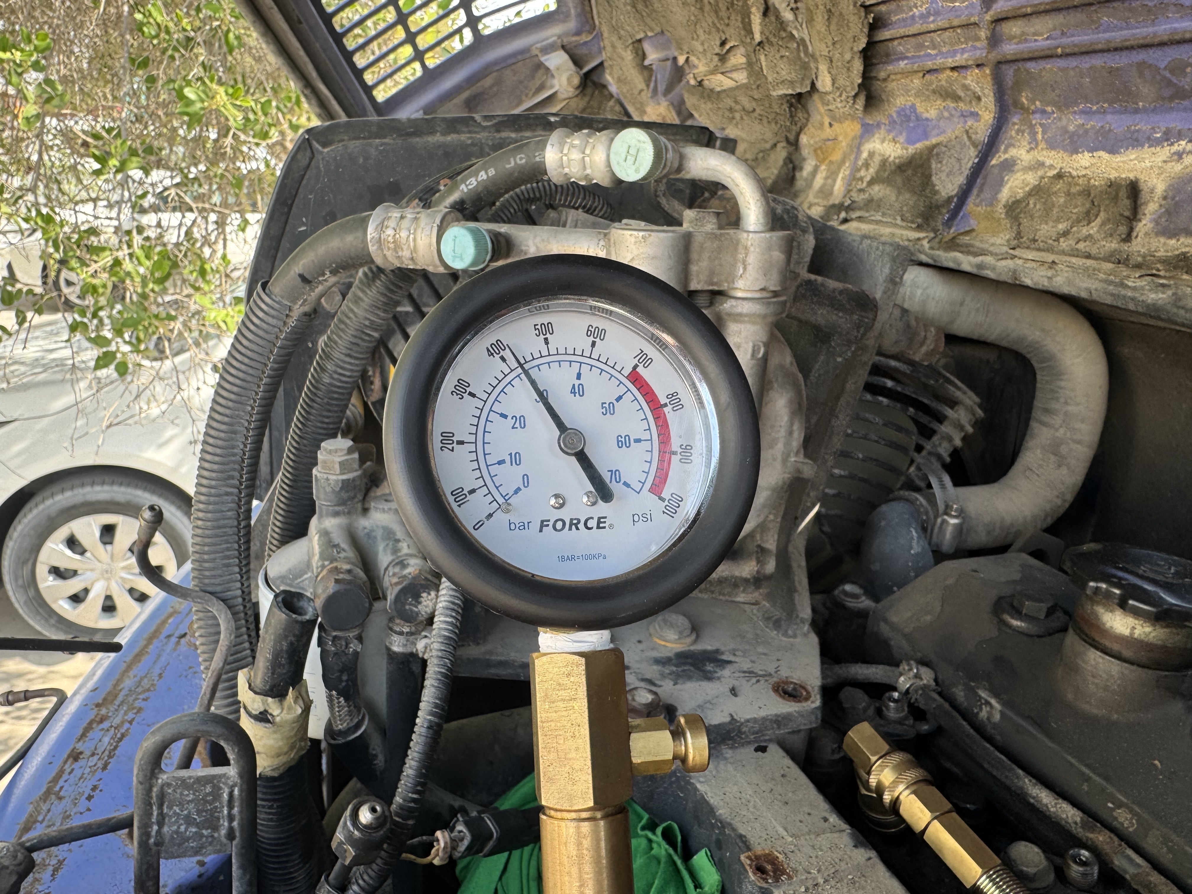 MNX-005-Komatsu-PC78UU-6-Mini-excavators-inspection-Engine-Cylinder-compression-2