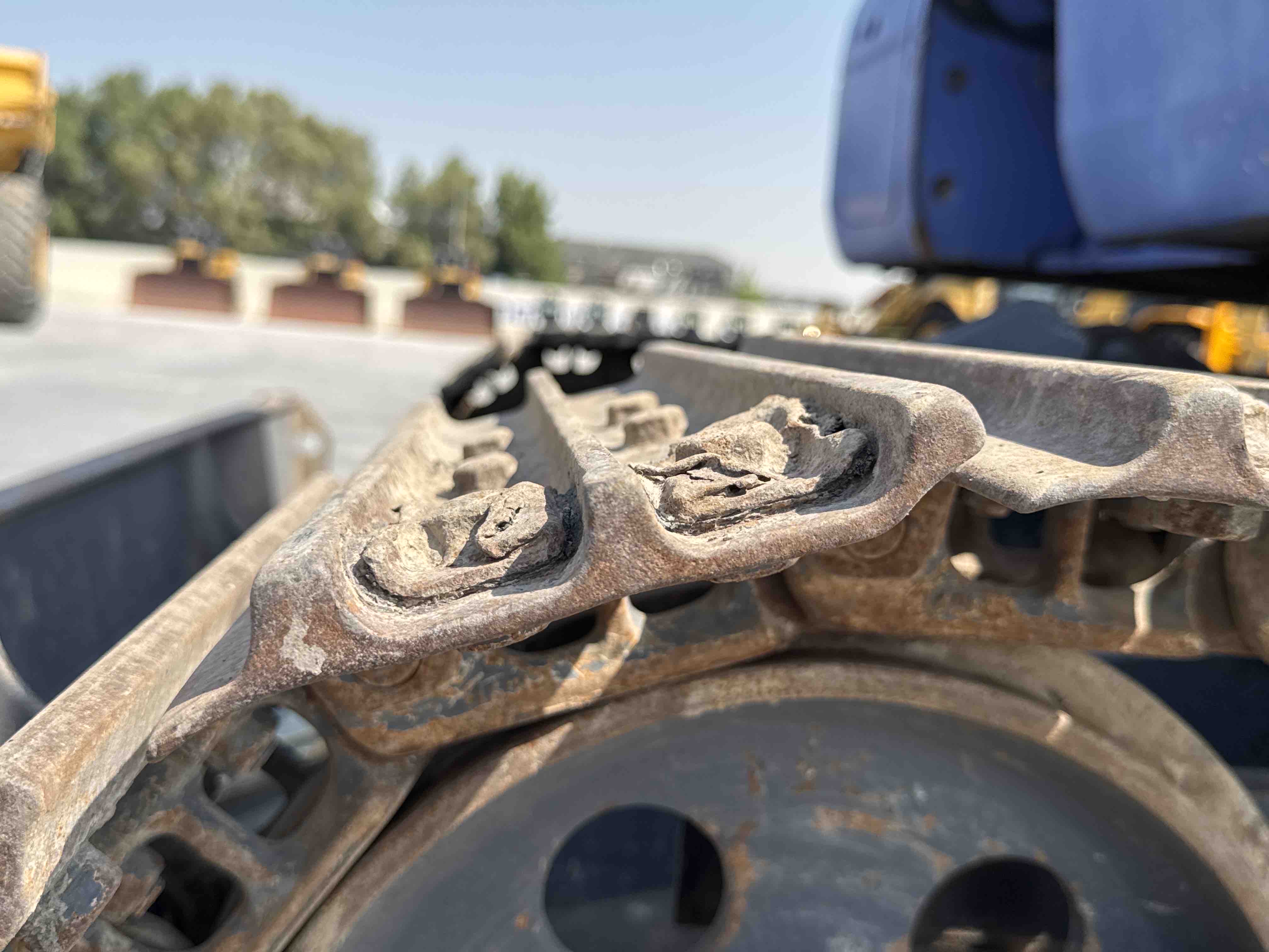 MNX-005-Komatsu-PC78UU-6-Mini-excavators-inspection-Undercarriage-Left-track-shoes-2