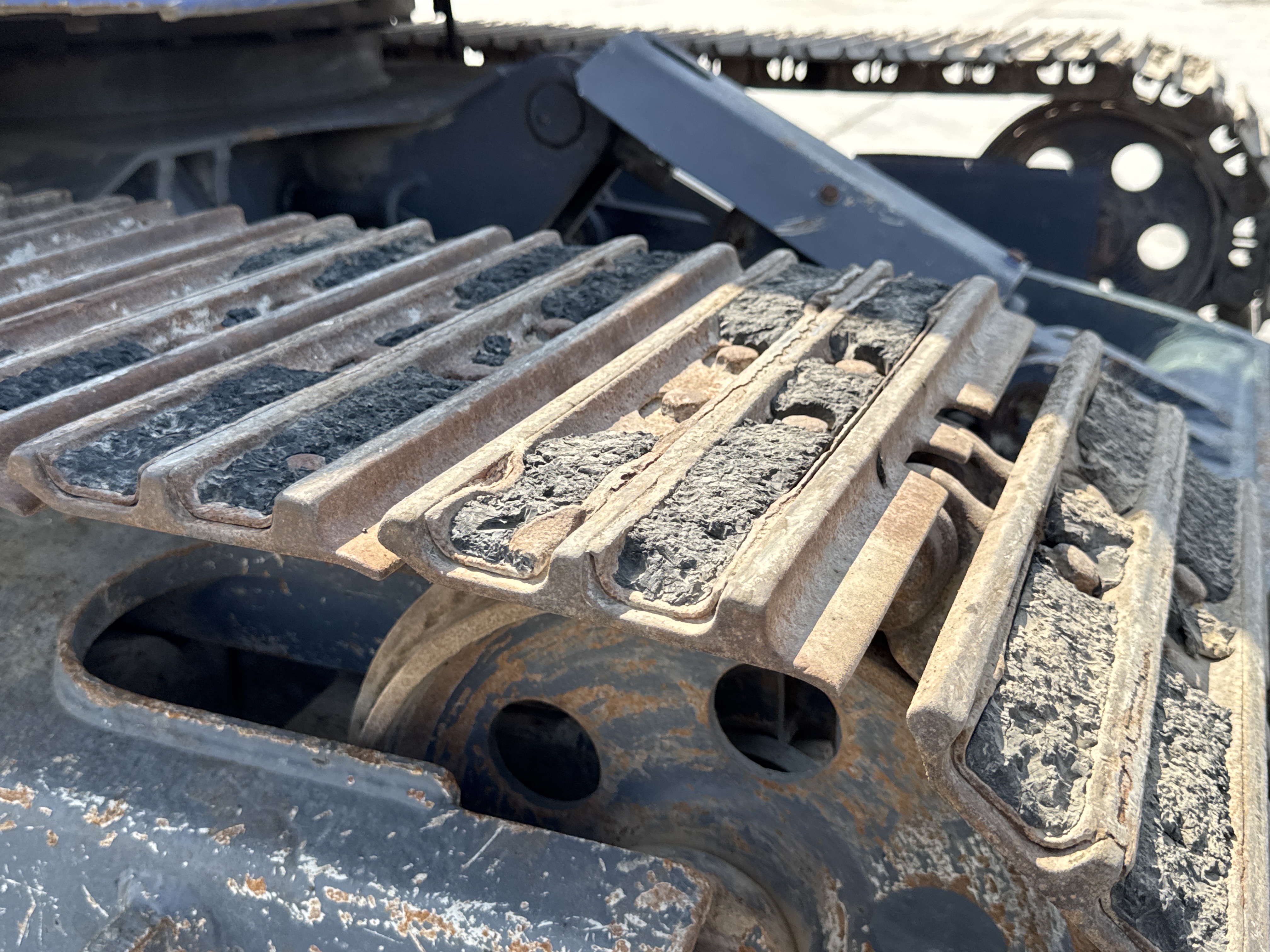 MNX-005-Komatsu-PC78UU-6-Mini-excavators-inspection-Undercarriage-Right-track-shoes-2