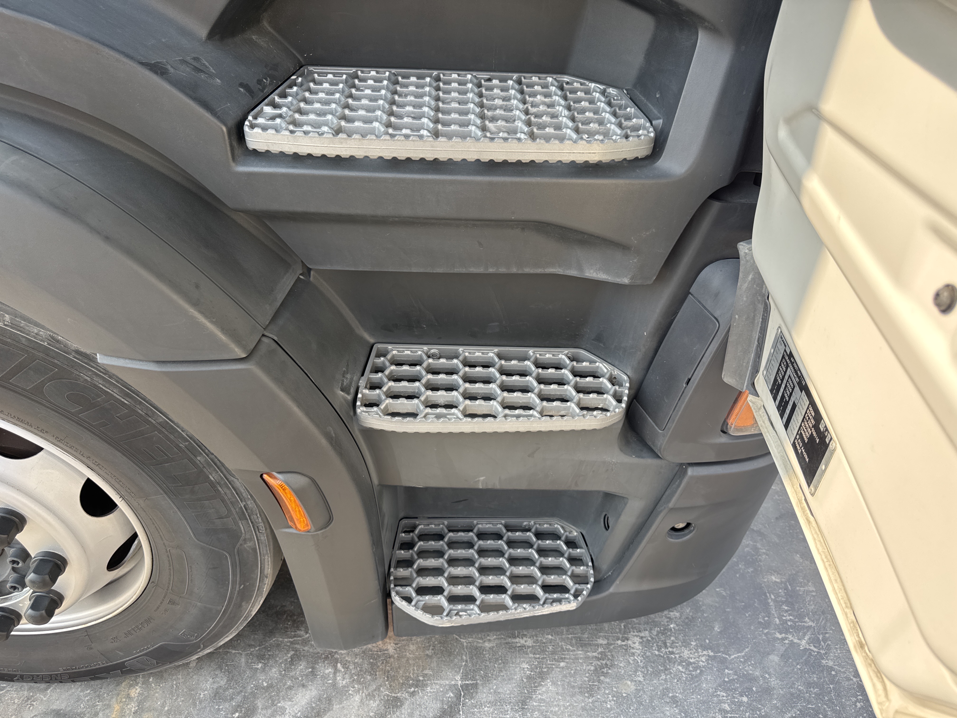 PMT-002-Scania-R410-Trailer-trucks-inspection-Structure-Steps/ladders-2