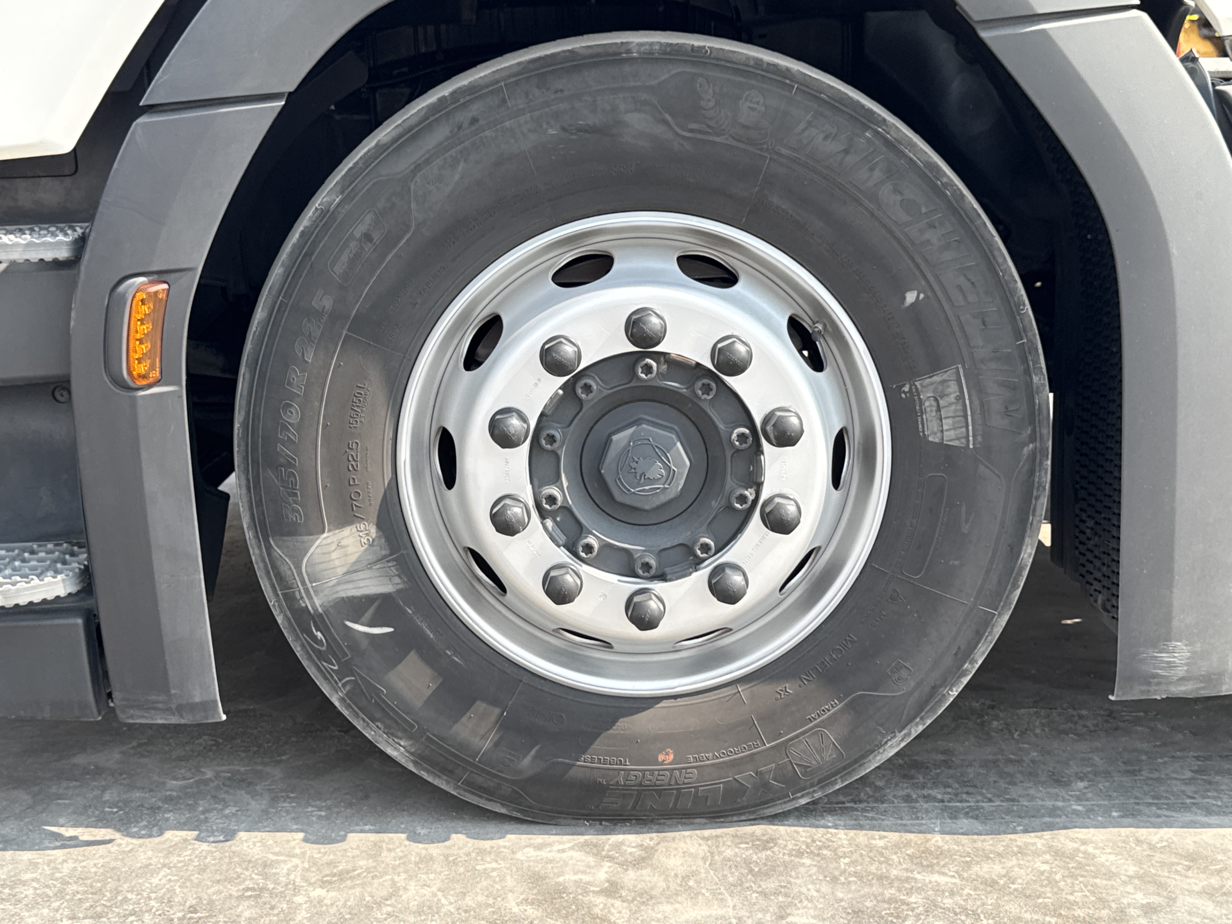 PMT-002-Scania-R410-Trailer-trucks-inspection-Chassis-Left-front-tire-/-wheel-hub---condition-2