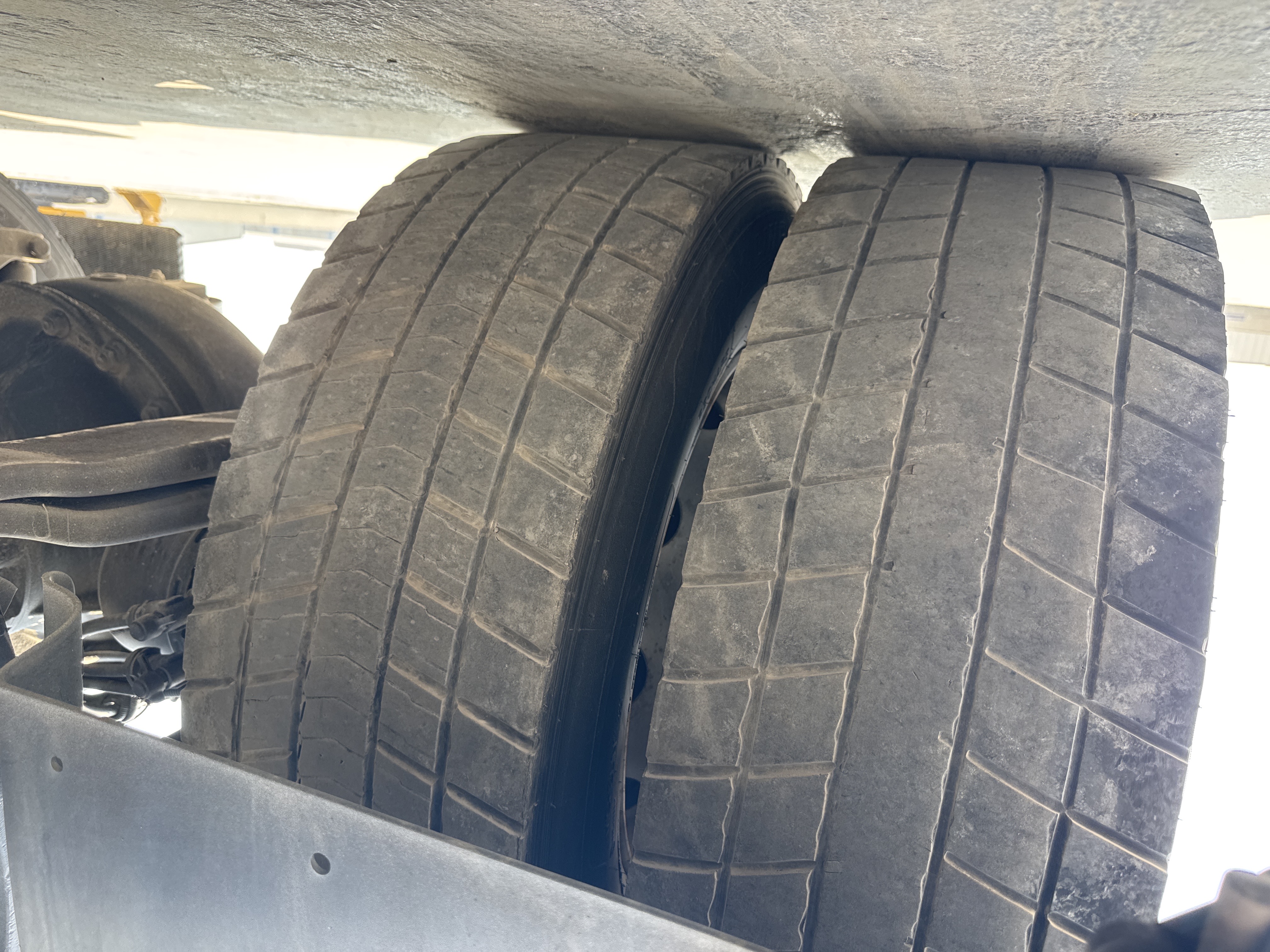 PMT-002-Scania-R410-Trailer-trucks-inspection-Chassis-Right-rear-tire-/-wheel-hub---condition-2