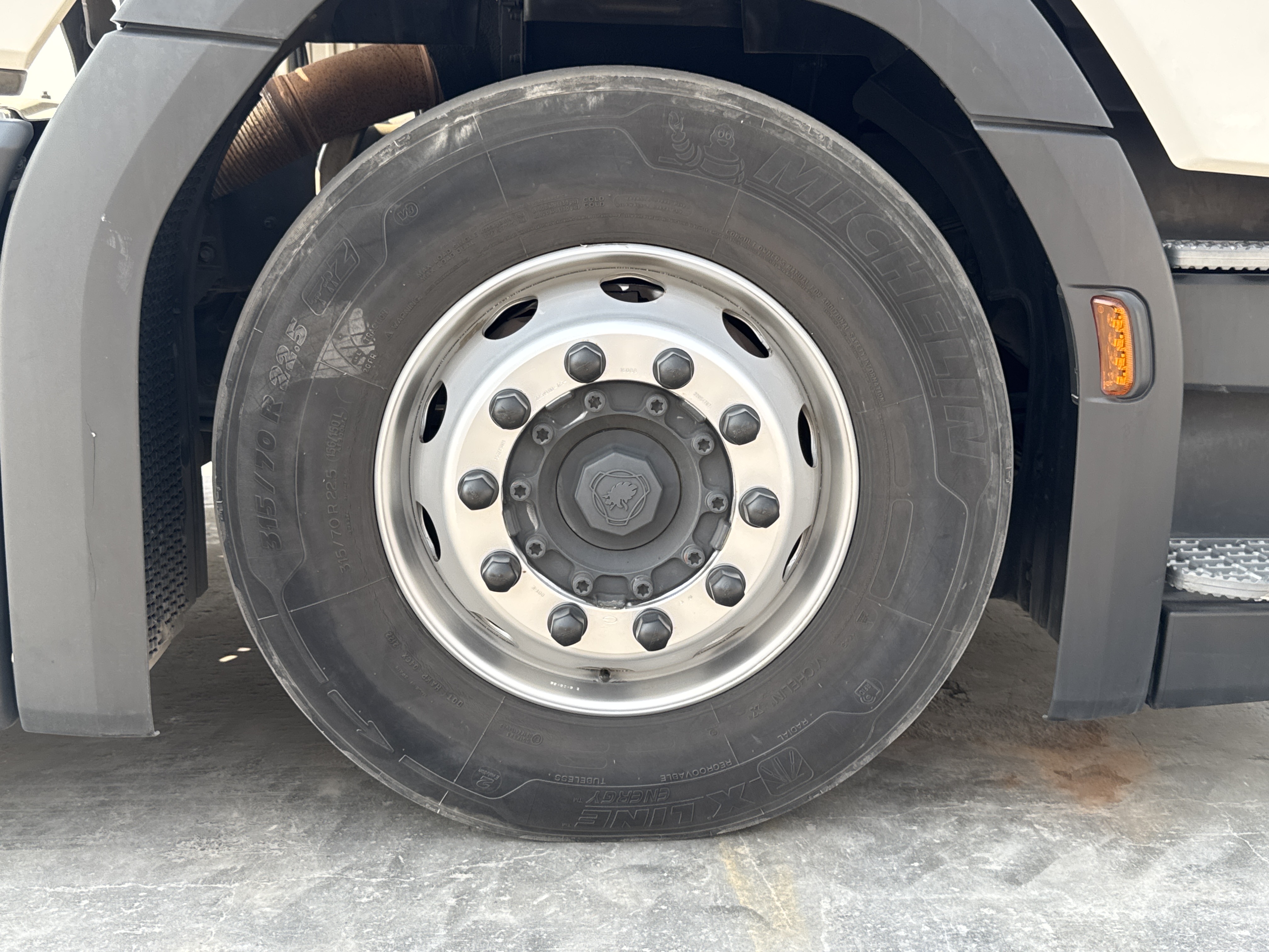 PMT-002-Scania-R410-Trailer-trucks-inspection-Chassis-Right-front-tire-/-wheel-hub---condition-2