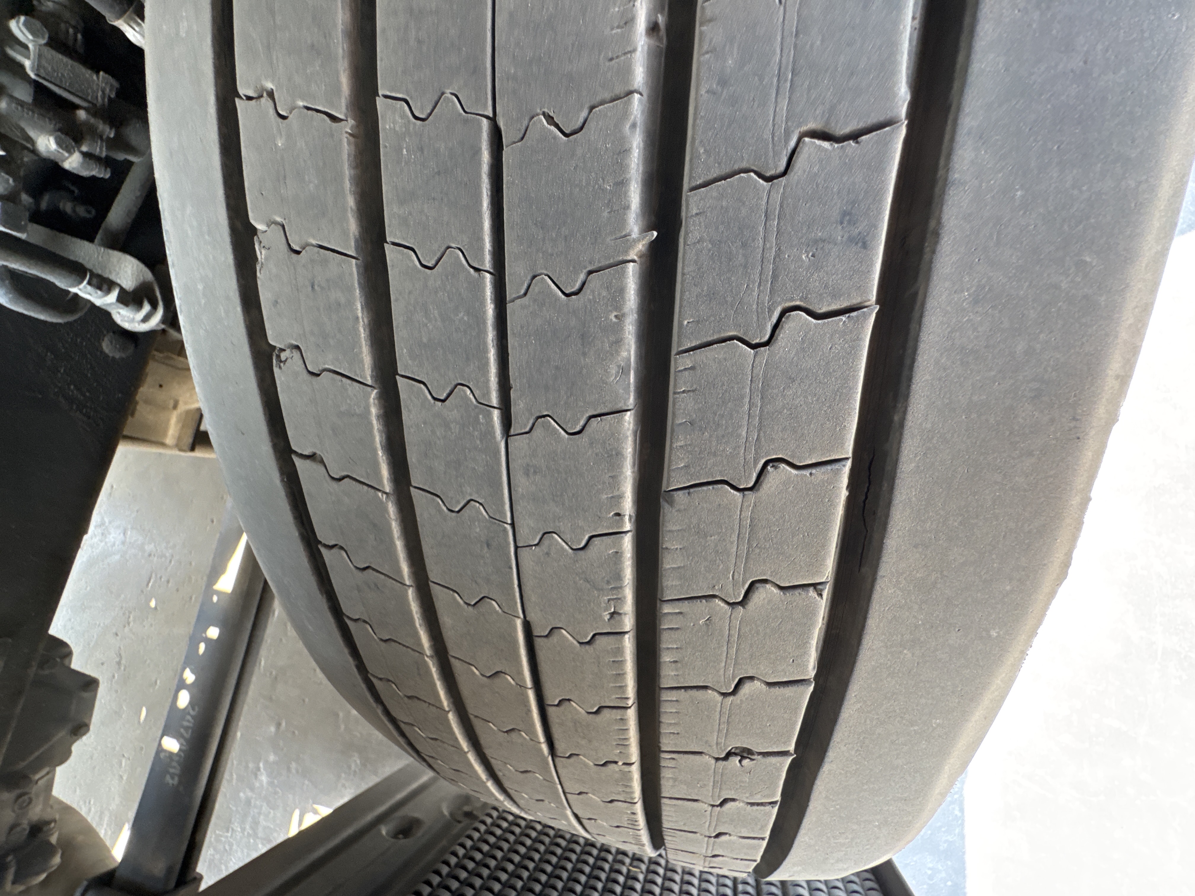 PMT-002-Scania-R410-Trailer-trucks-inspection-Chassis-Right-front-tire-/-wheel-hub---condition-2