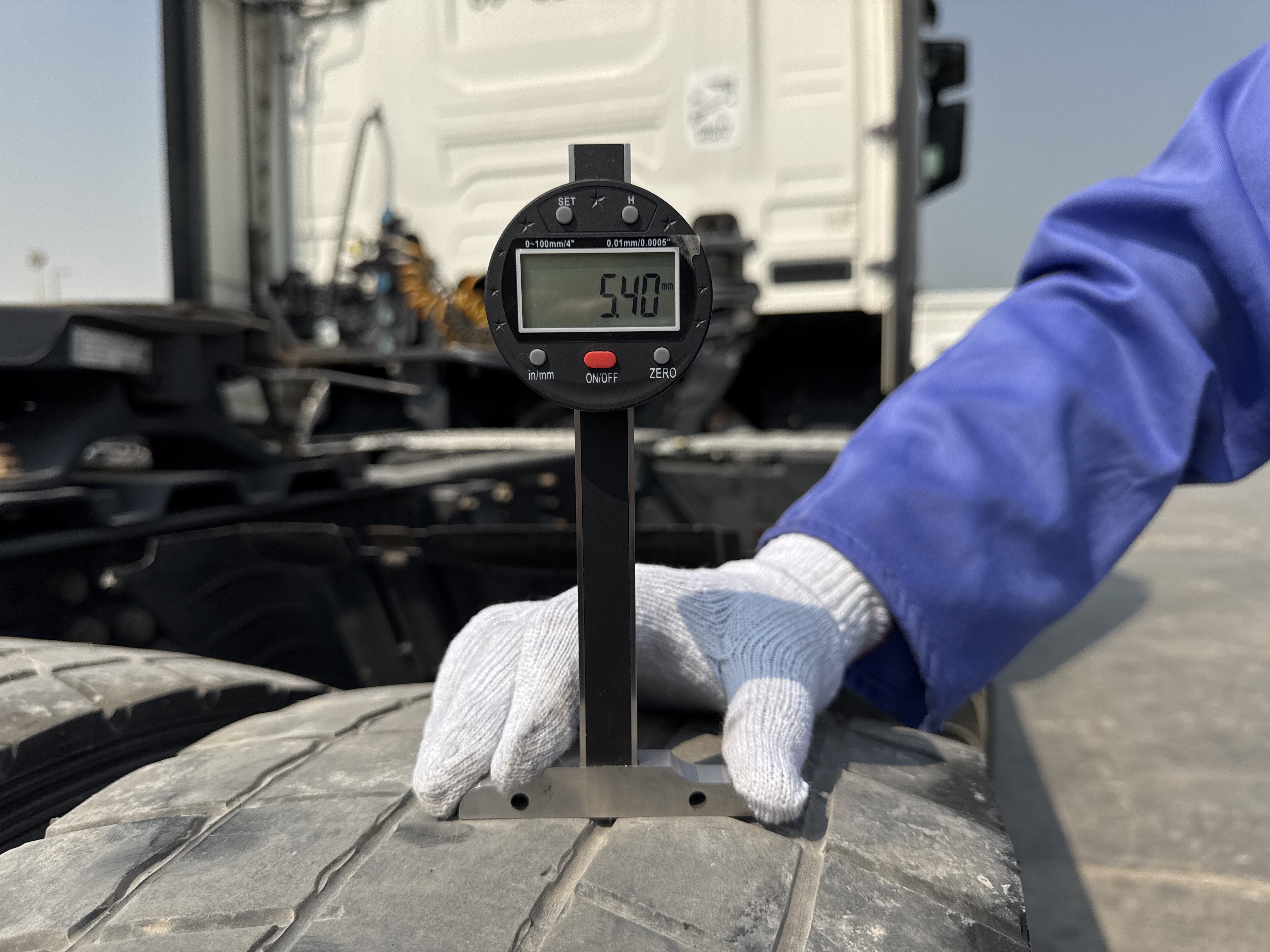 PMT-002-Scania-R410-Trailer-trucks-inspection-Chassis-Right-rear-tire---tread-depth-2