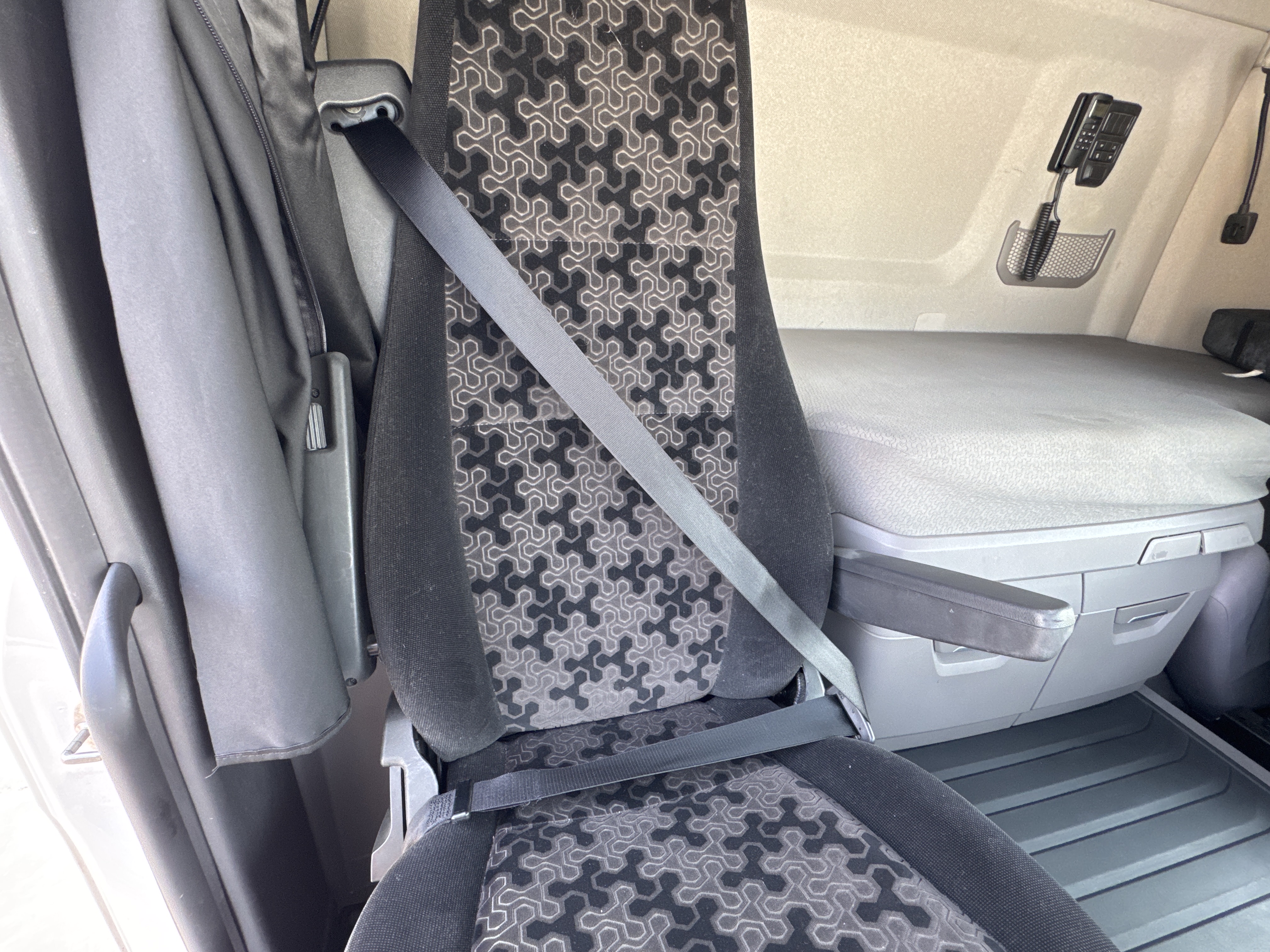 PMT-002-Scania-R410-Trailer-trucks-inspection-Safety-Seat-belts-2