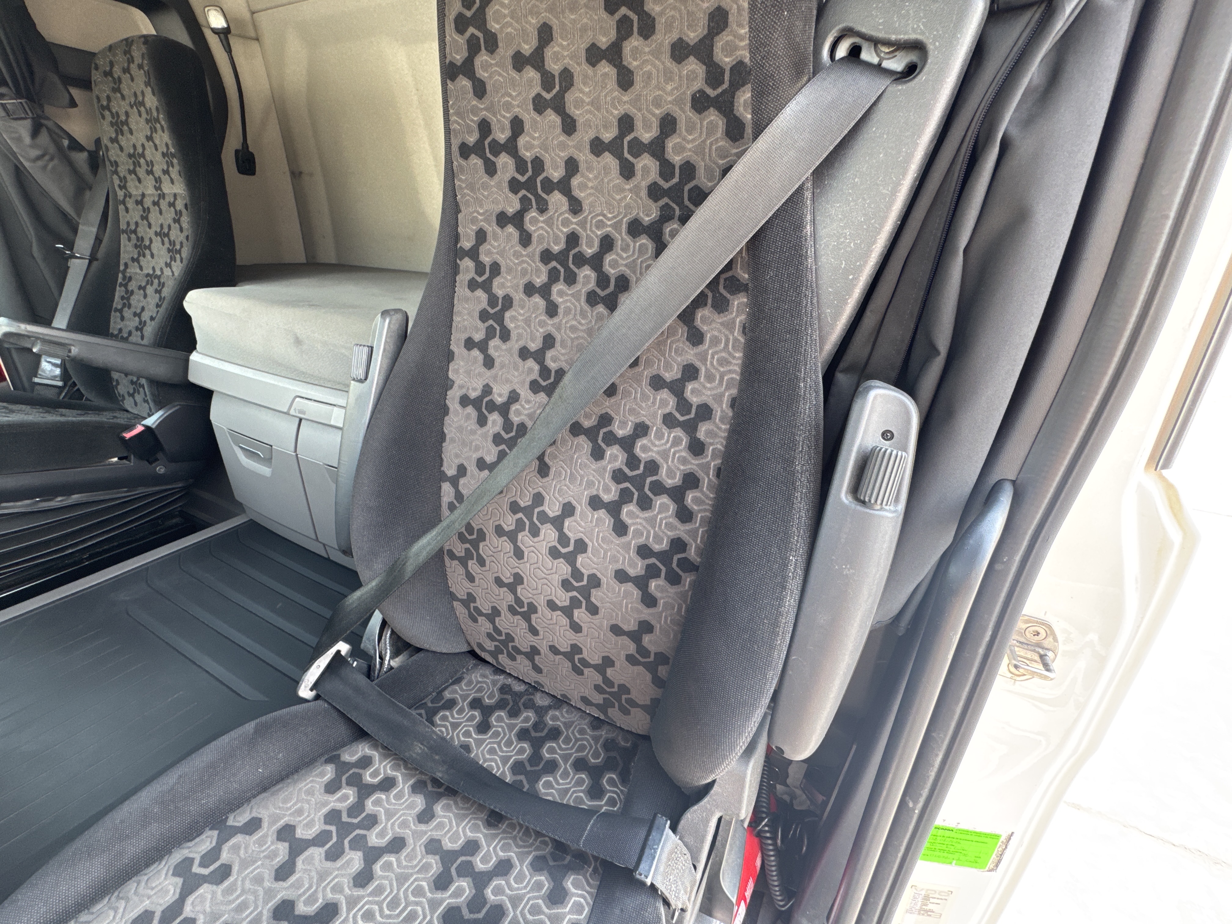 PMT-002-Scania-R410-Trailer-trucks-inspection-Safety-Seat-belts-3