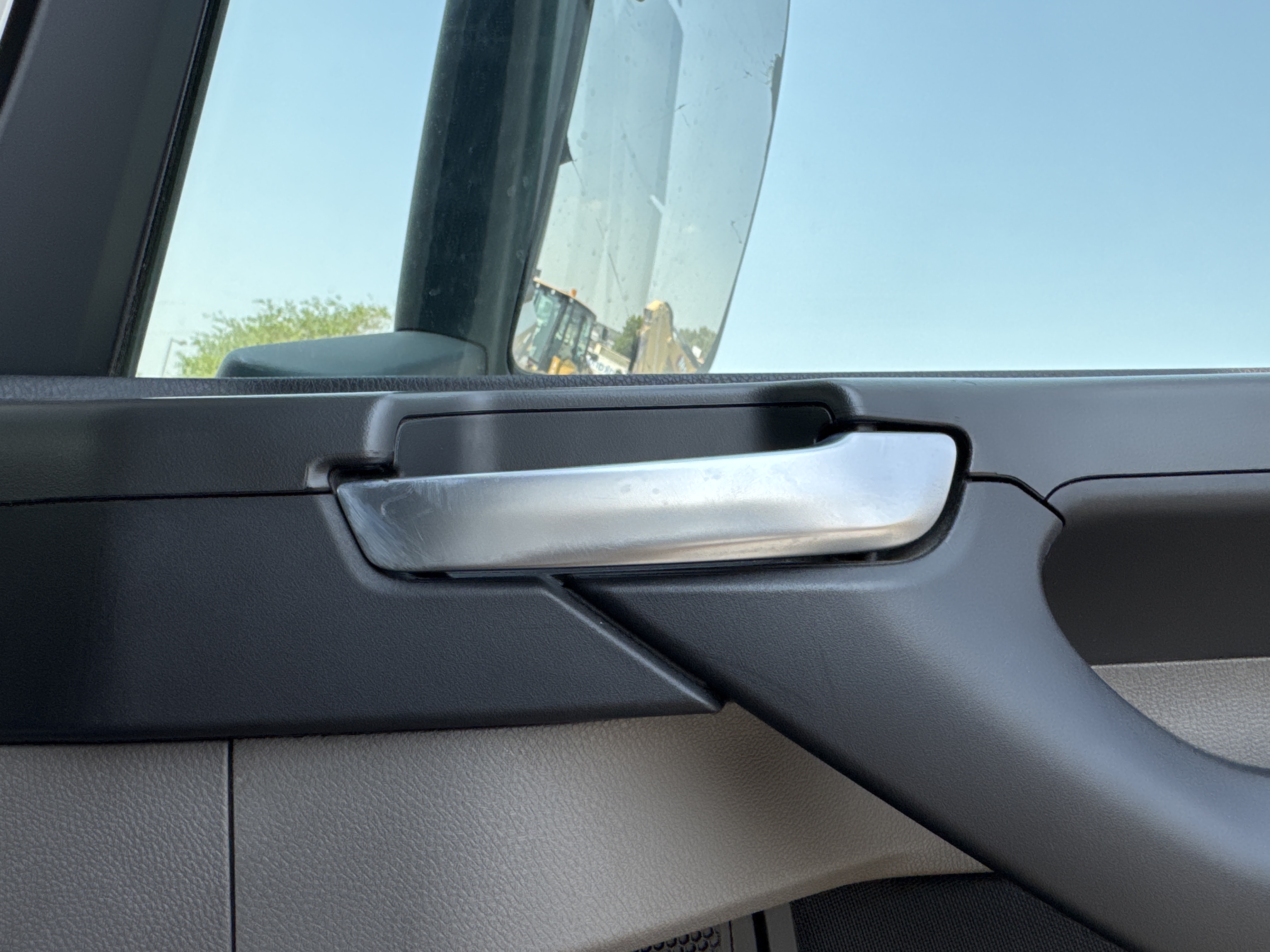 PMT-002-Scania-R410-Trailer-trucks-inspection-Cabin-Door-handles-2