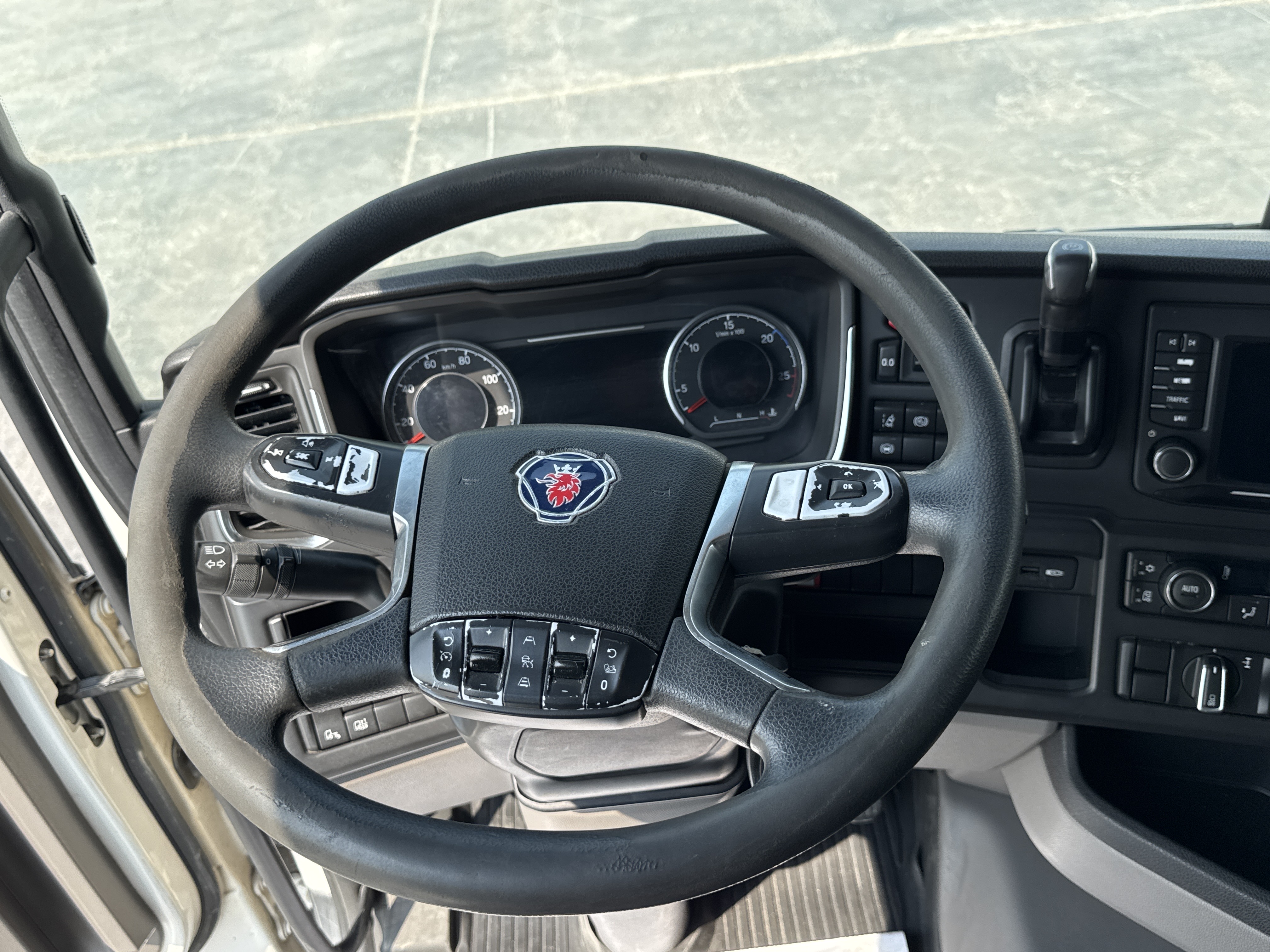 PMT-002-Scania-R410-Trailer-trucks-inspection-Cabin-Steering-controls-2