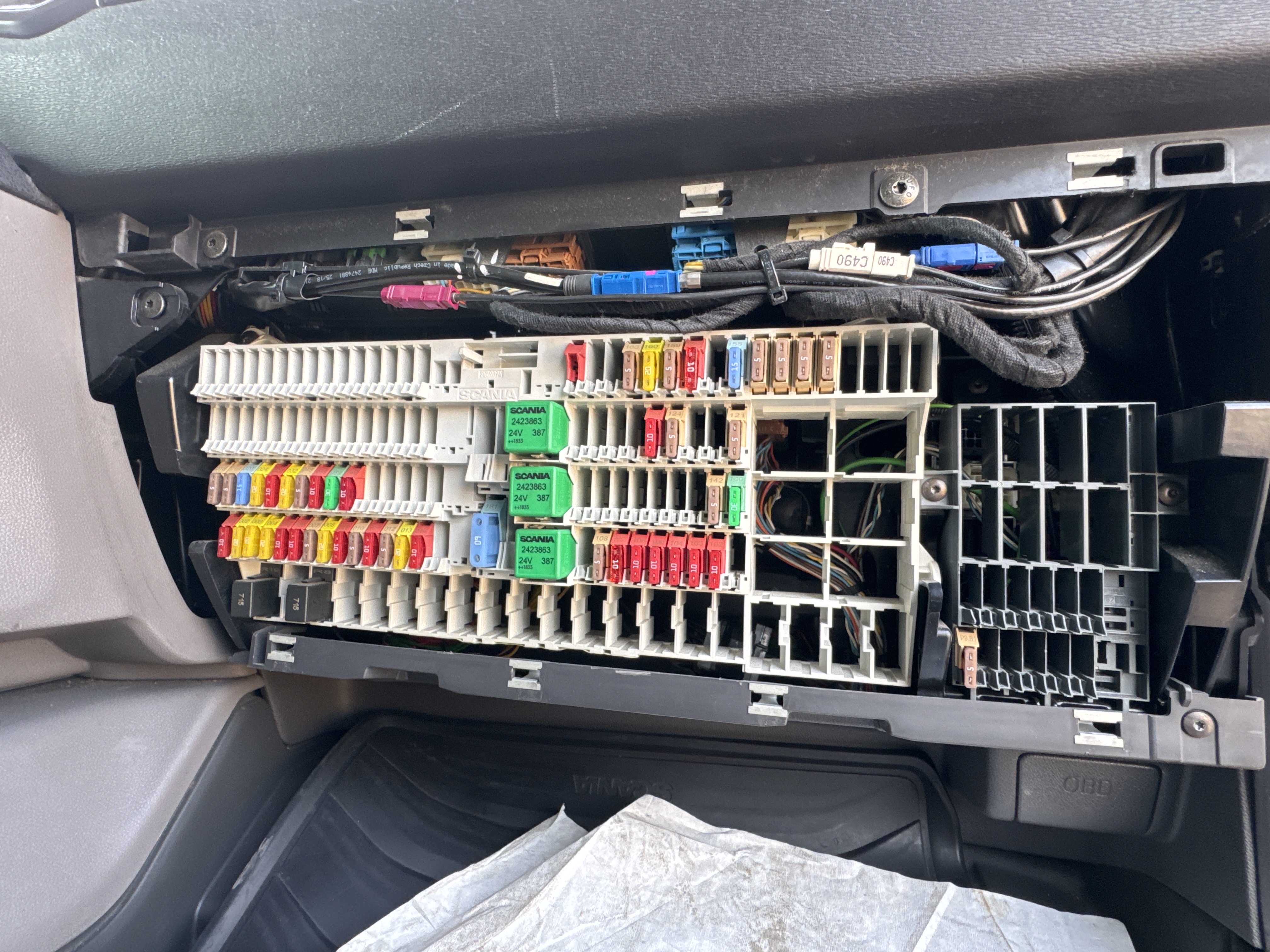 PMT-002-Scania-R410-Trailer-trucks-inspection-Electronic-Fuse-box-2