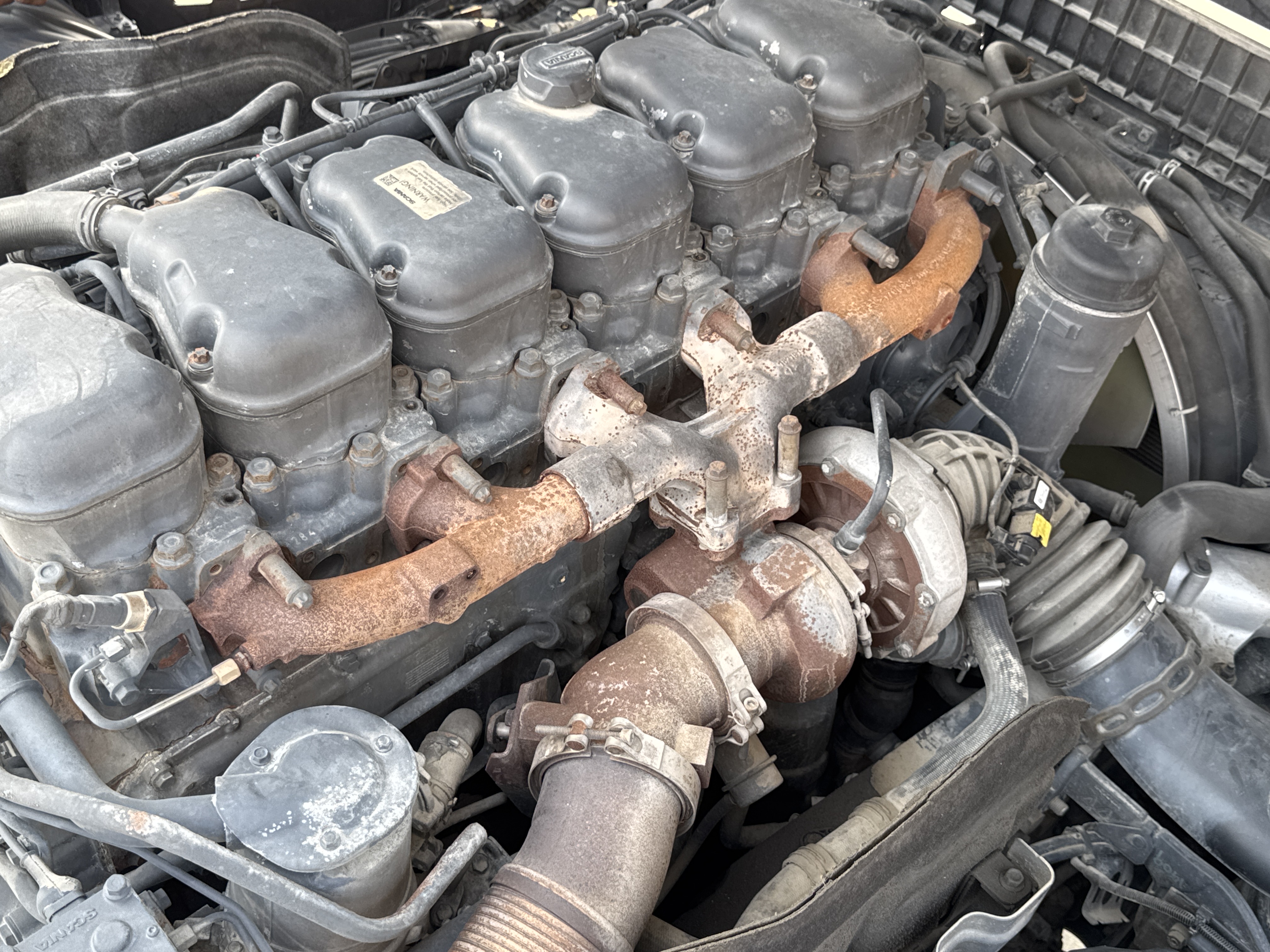 PMT-002-Scania-R410-Trailer-trucks-inspection-Engine-Engine-oil-leaks-2