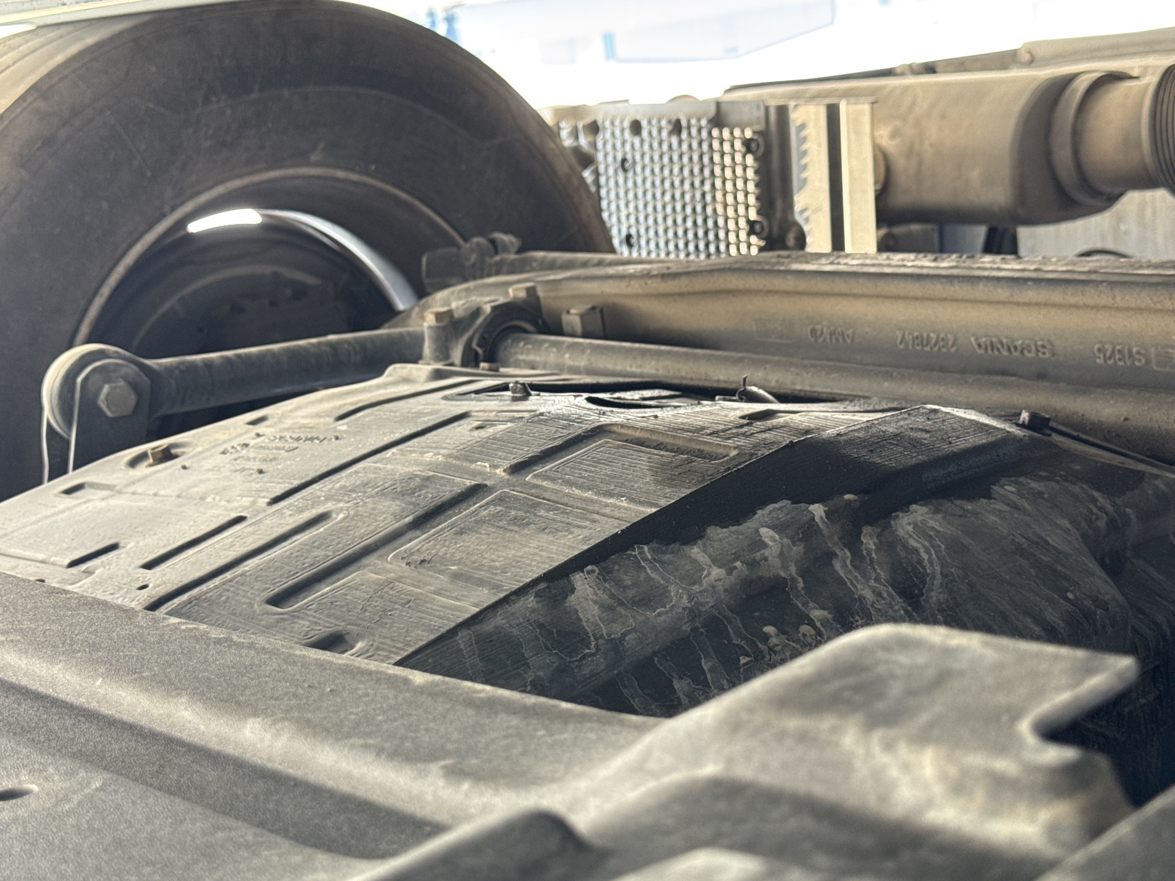 PMT-002-Scania-R410-Trailer-trucks-inspection-Engine-Engine-oil-leaks-2