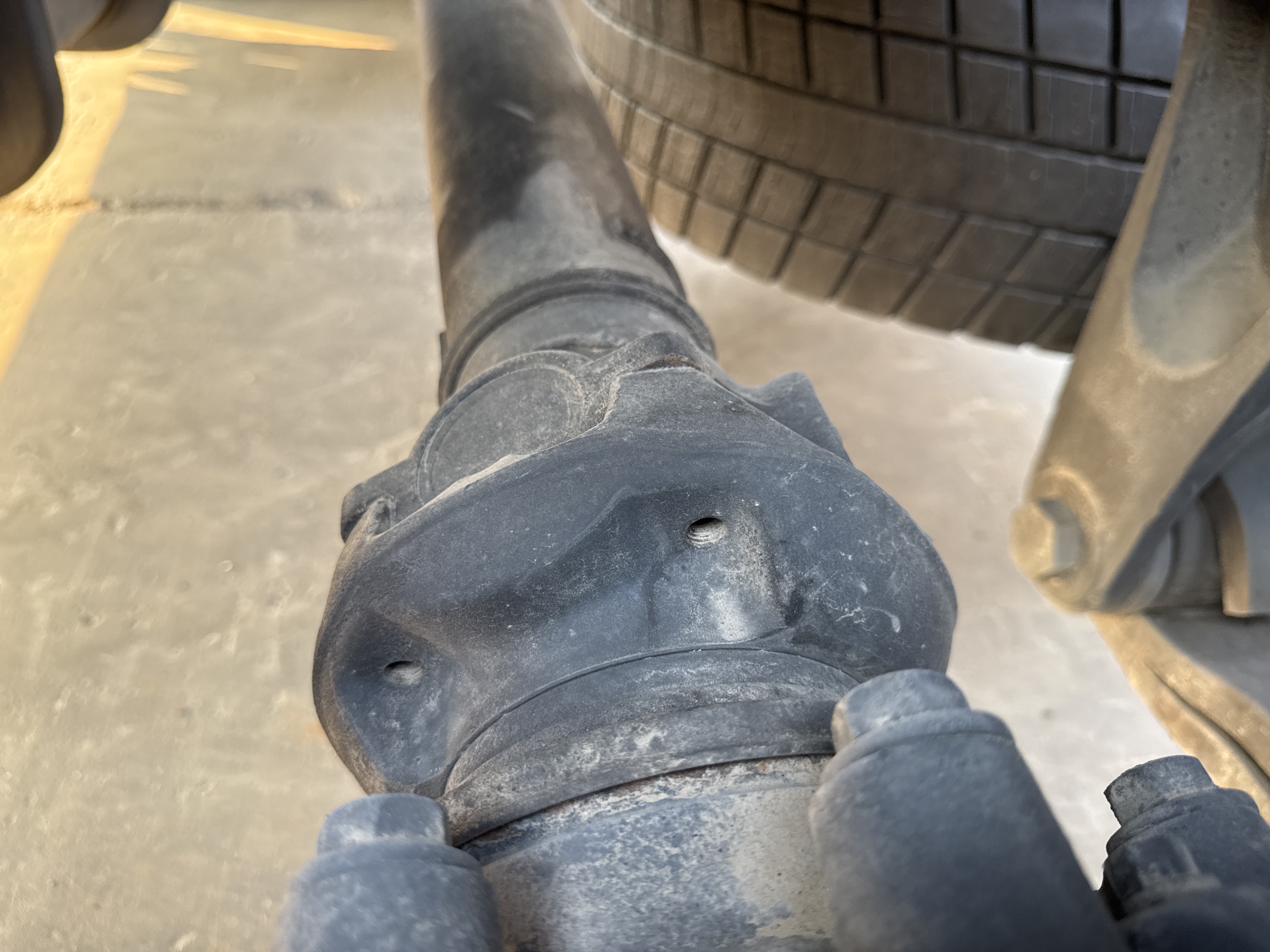 PMT-002-Scania-R410-Trailer-trucks-inspection-Drive-system-Propeller-shaft-2
