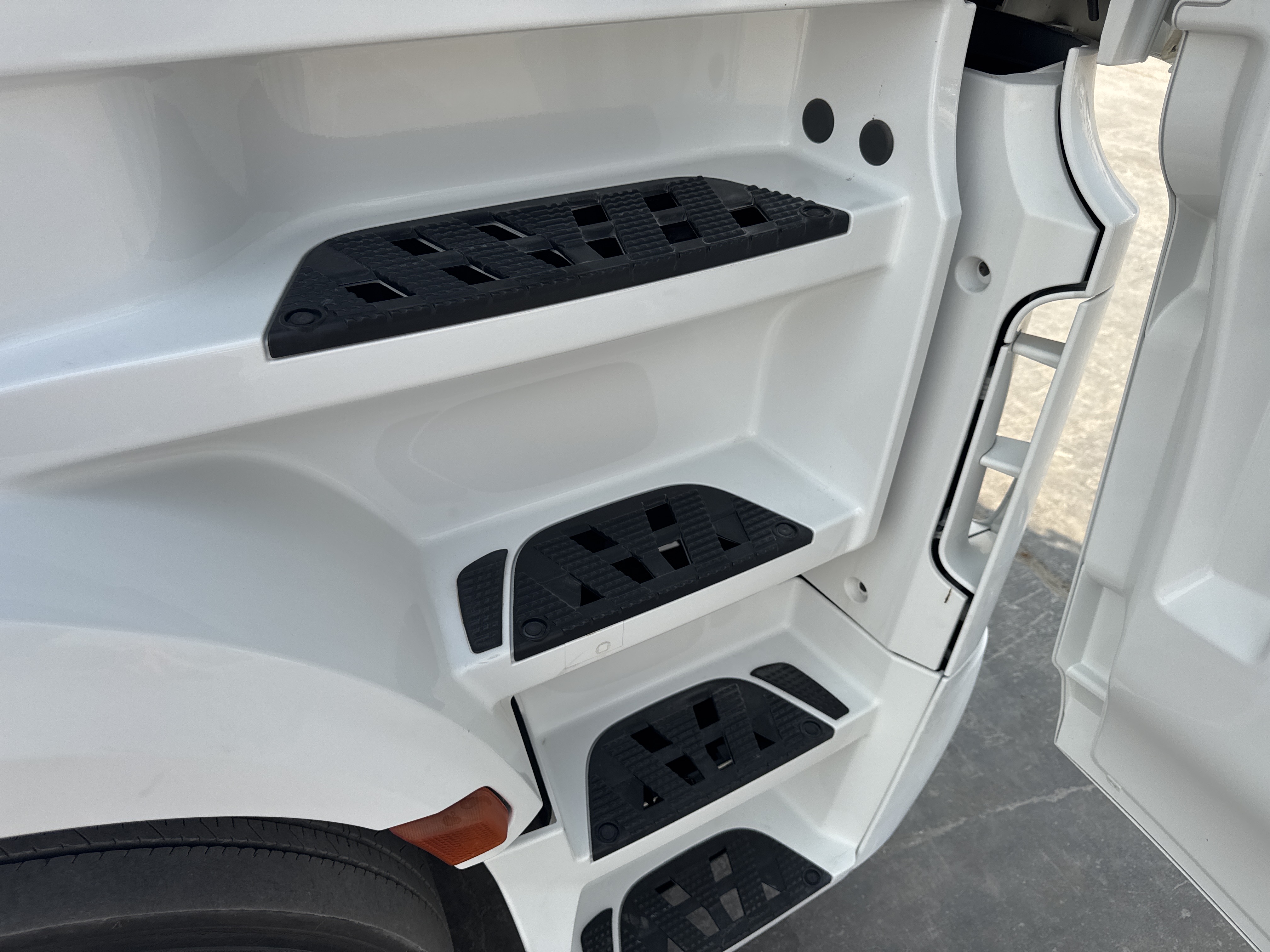 PMT-001-Mercedes-Benz-Actros-1845-Trailer-trucks-inspection-Structure-Steps/ladders-2