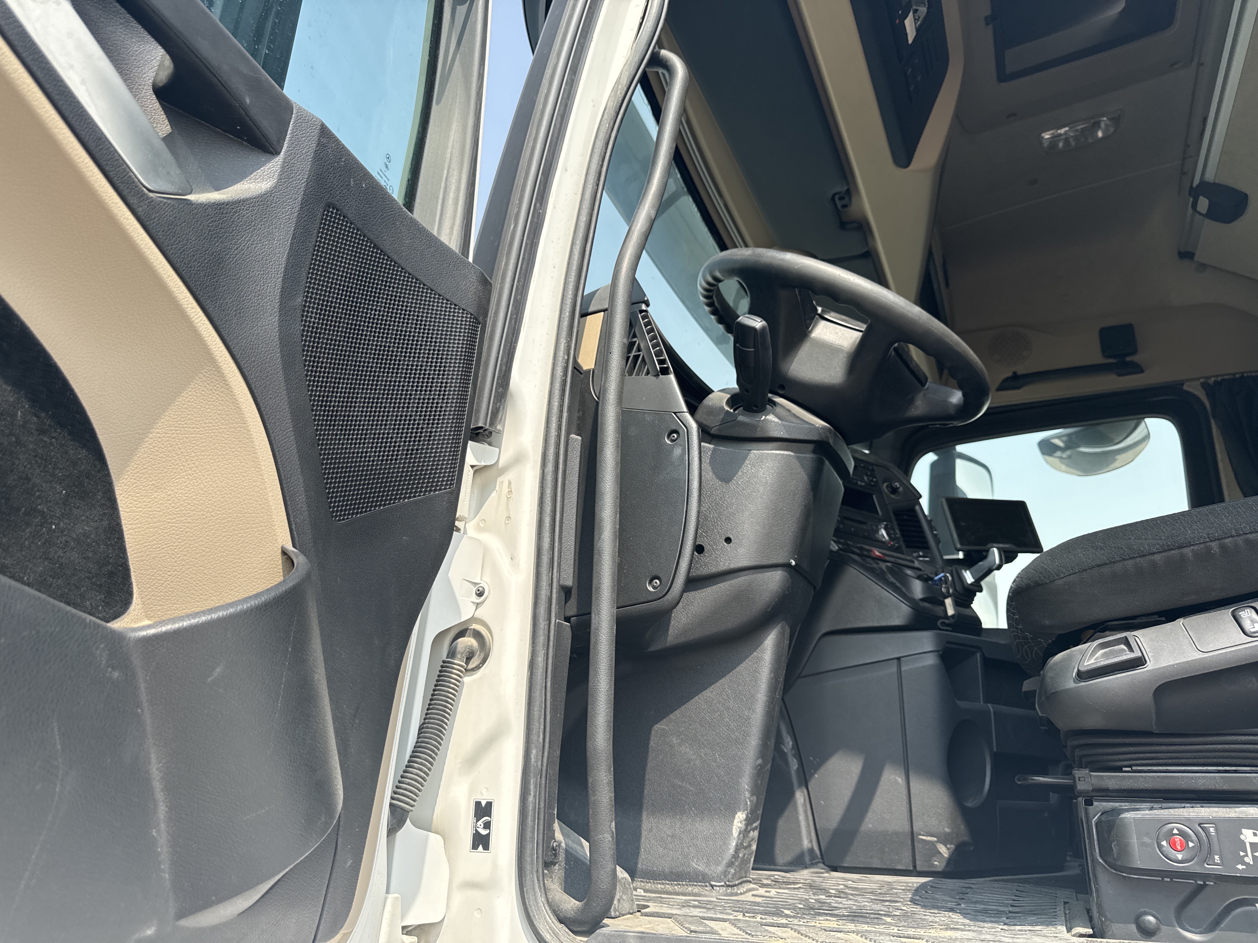 PMT-001-Mercedes-Benz-Actros-1845-Trailer-trucks-inspection-Structure-Handrails-2