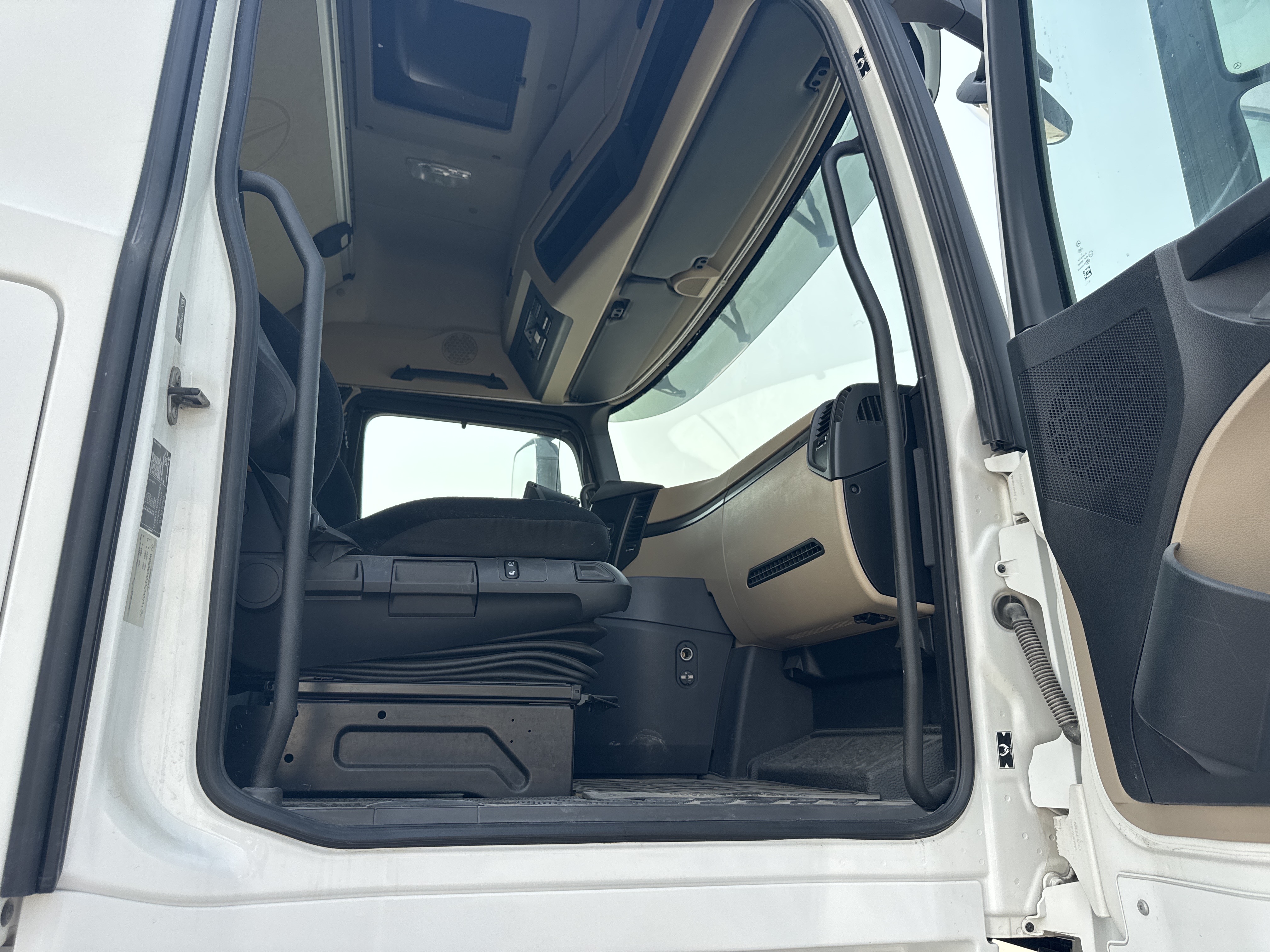 PMT-001-Mercedes-Benz-Actros-1845-Trailer-trucks-inspection-Structure-Handrails-2