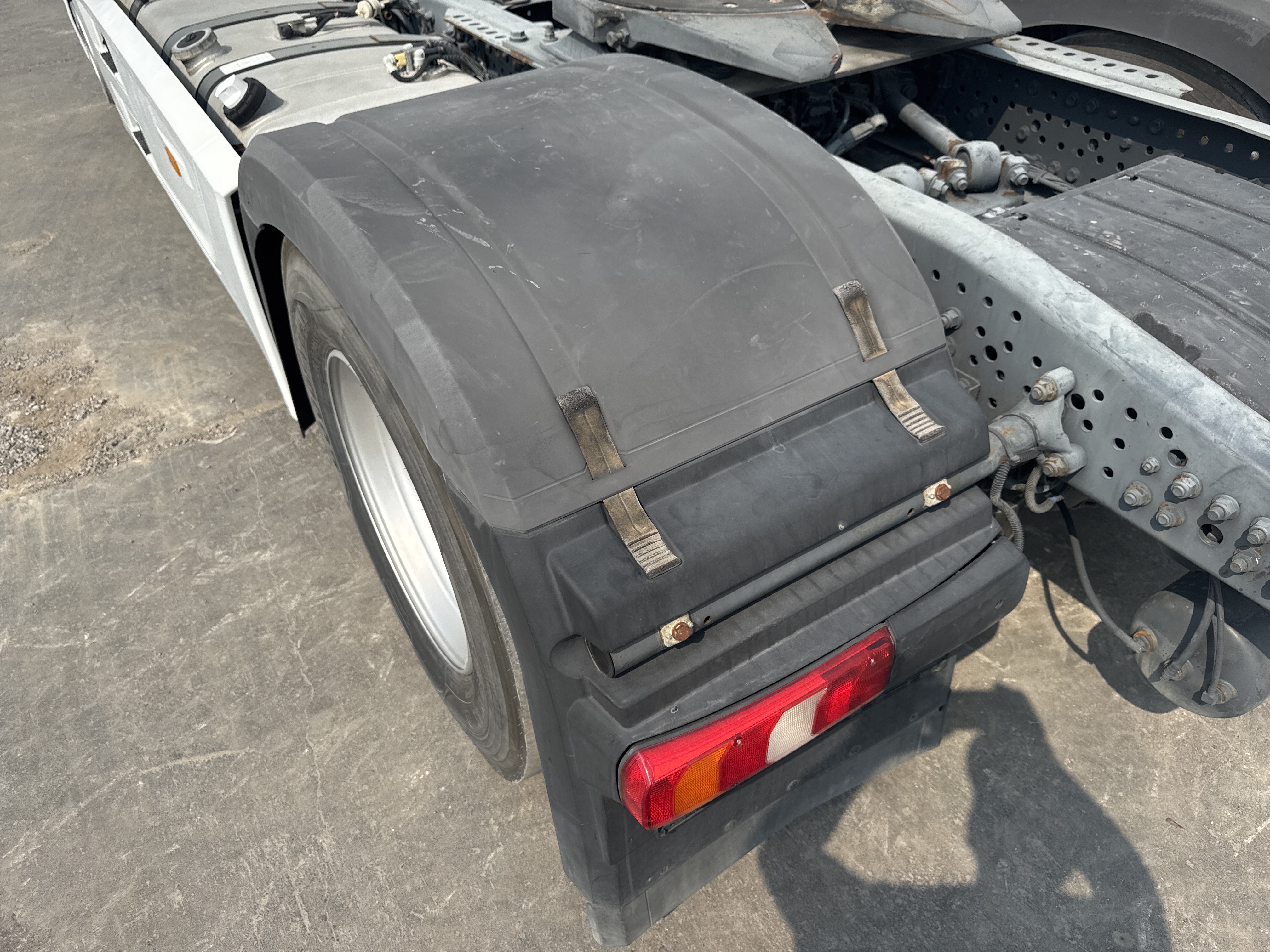 PMT-001-Mercedes-Benz-Actros-1845-Trailer-trucks-inspection-Structure-Sheet-metal-(fiberglass)-2