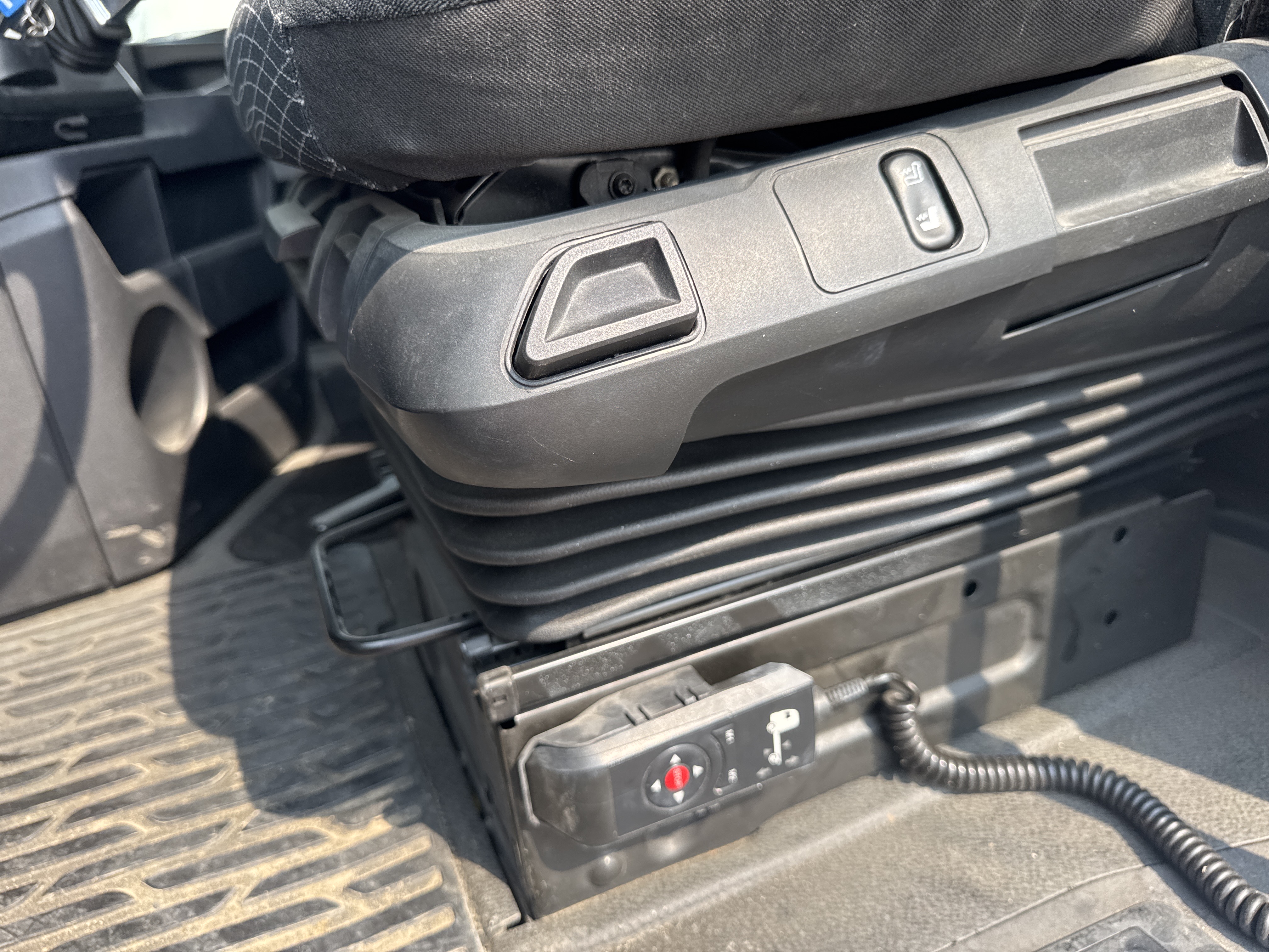 PMT-001-Mercedes-Benz-Actros-1845-Trailer-trucks-inspection-Cabin-Seats/armrests-2