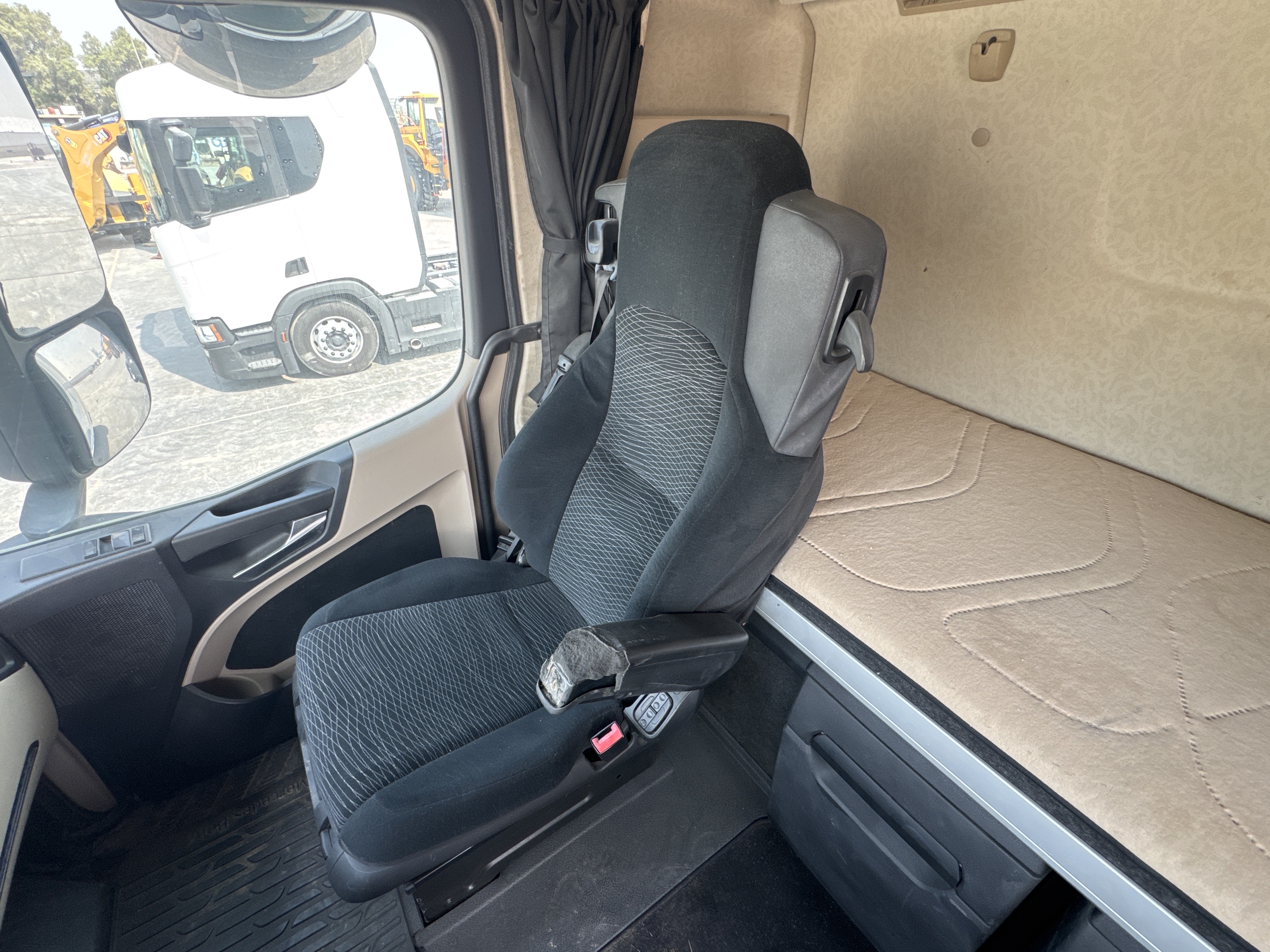 PMT-001-Mercedes-Benz-Actros-1845-Trailer-trucks-inspection-Cabin-Seats/armrests-2