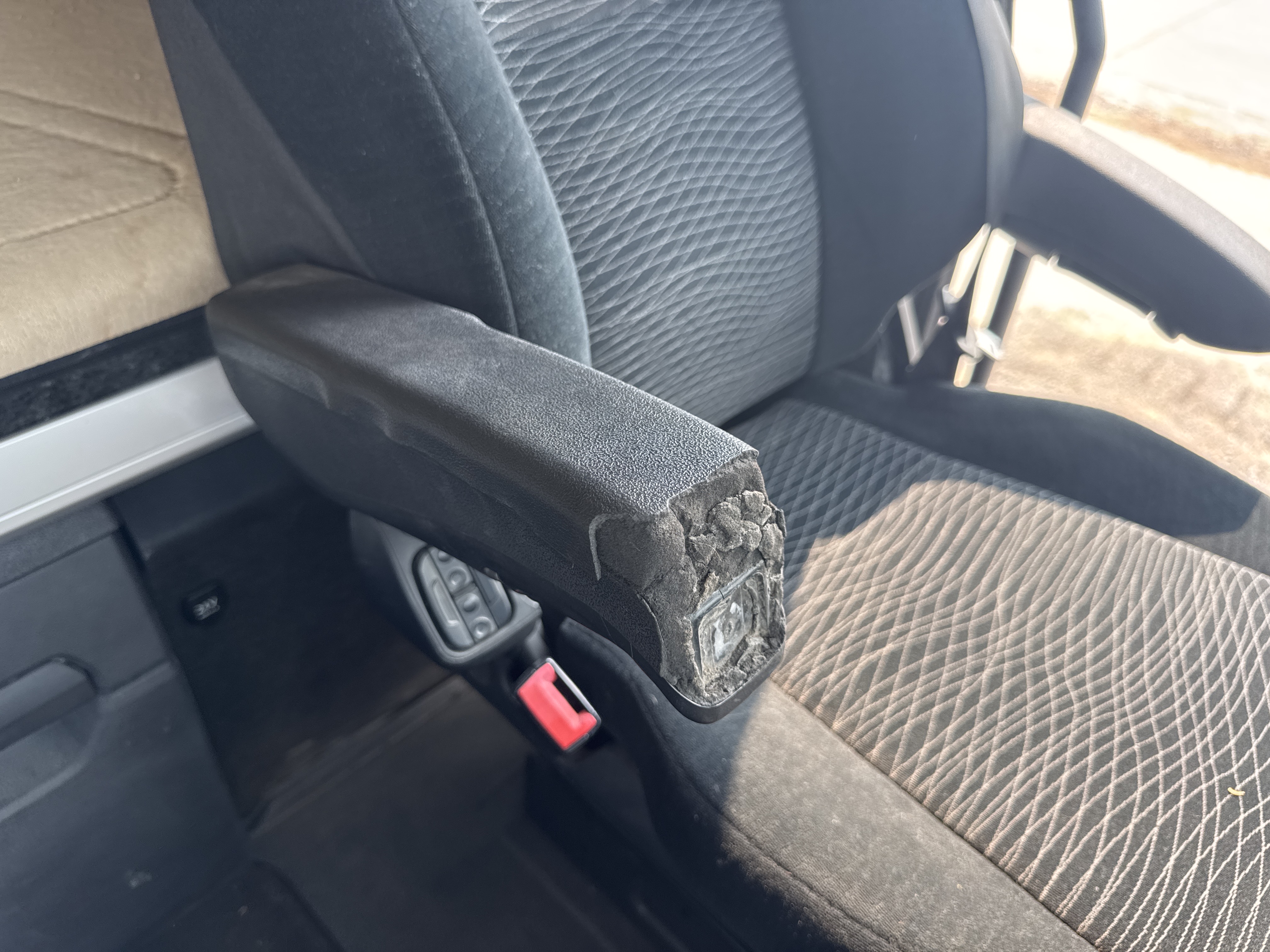 PMT-001-Mercedes-Benz-Actros-1845-Trailer-trucks-inspection-Cabin-Seats/armrests-2