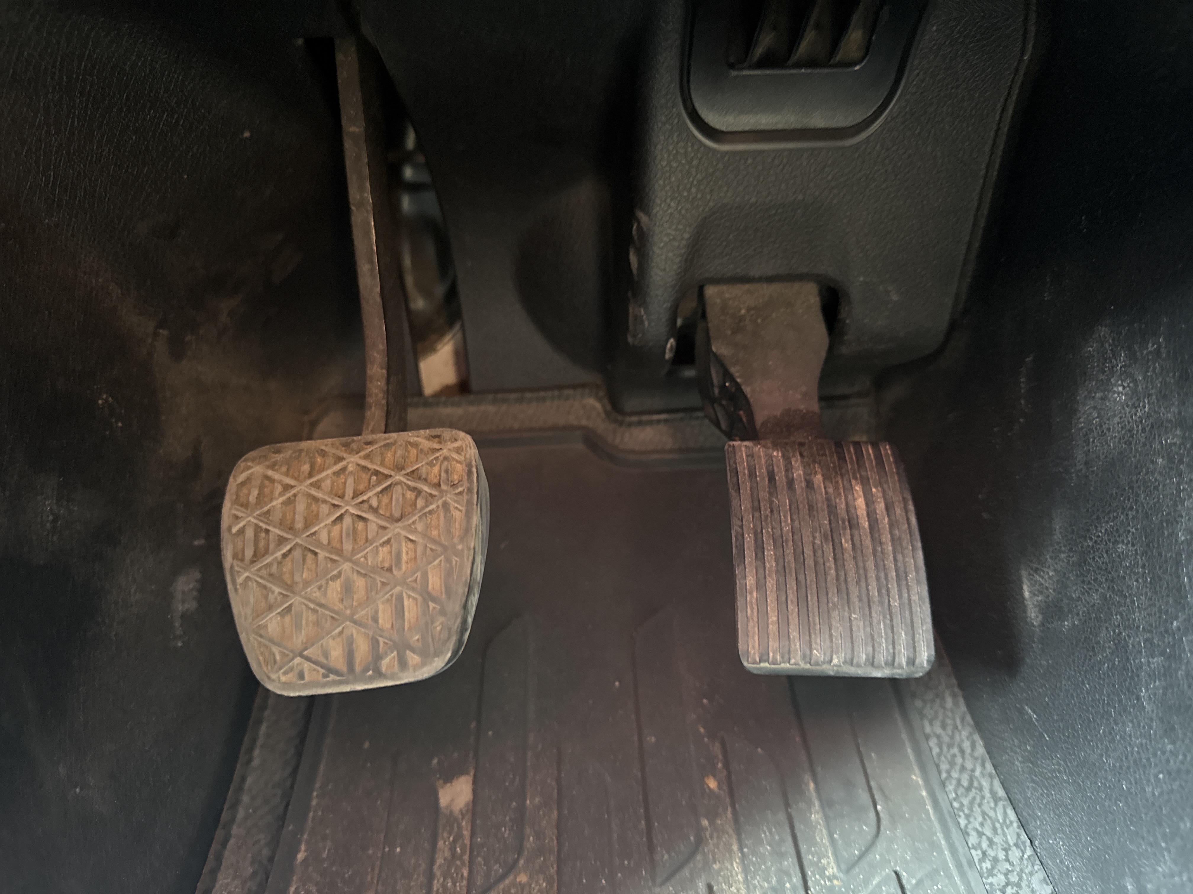 PMT-001-Mercedes-Benz-Actros-1845-Trailer-trucks-inspection-Cabin-Pedals-2