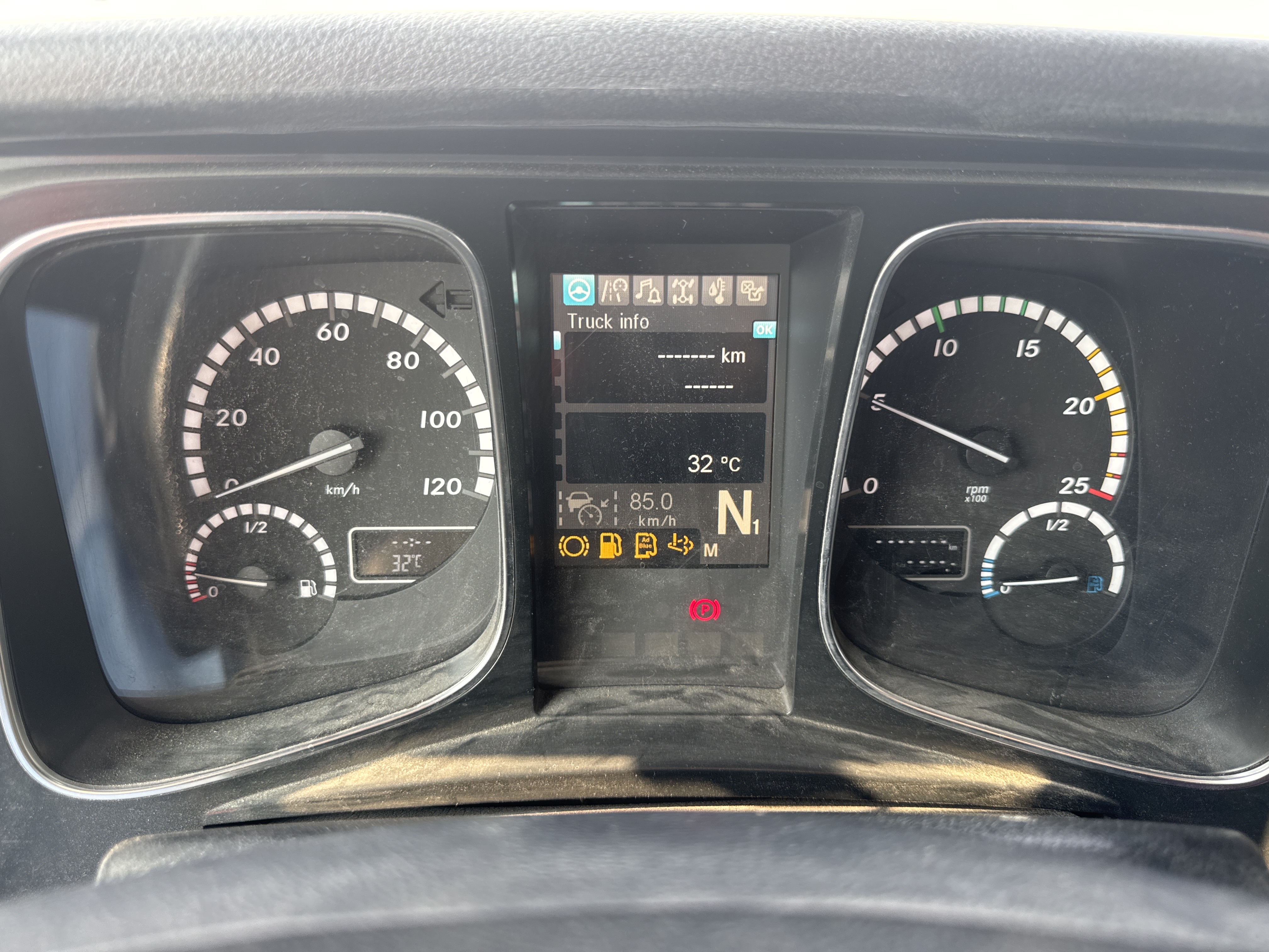 PMT-001-Mercedes-Benz-Actros-1845-Trailer-trucks-inspection-Cabin-Instrument-cluster-2