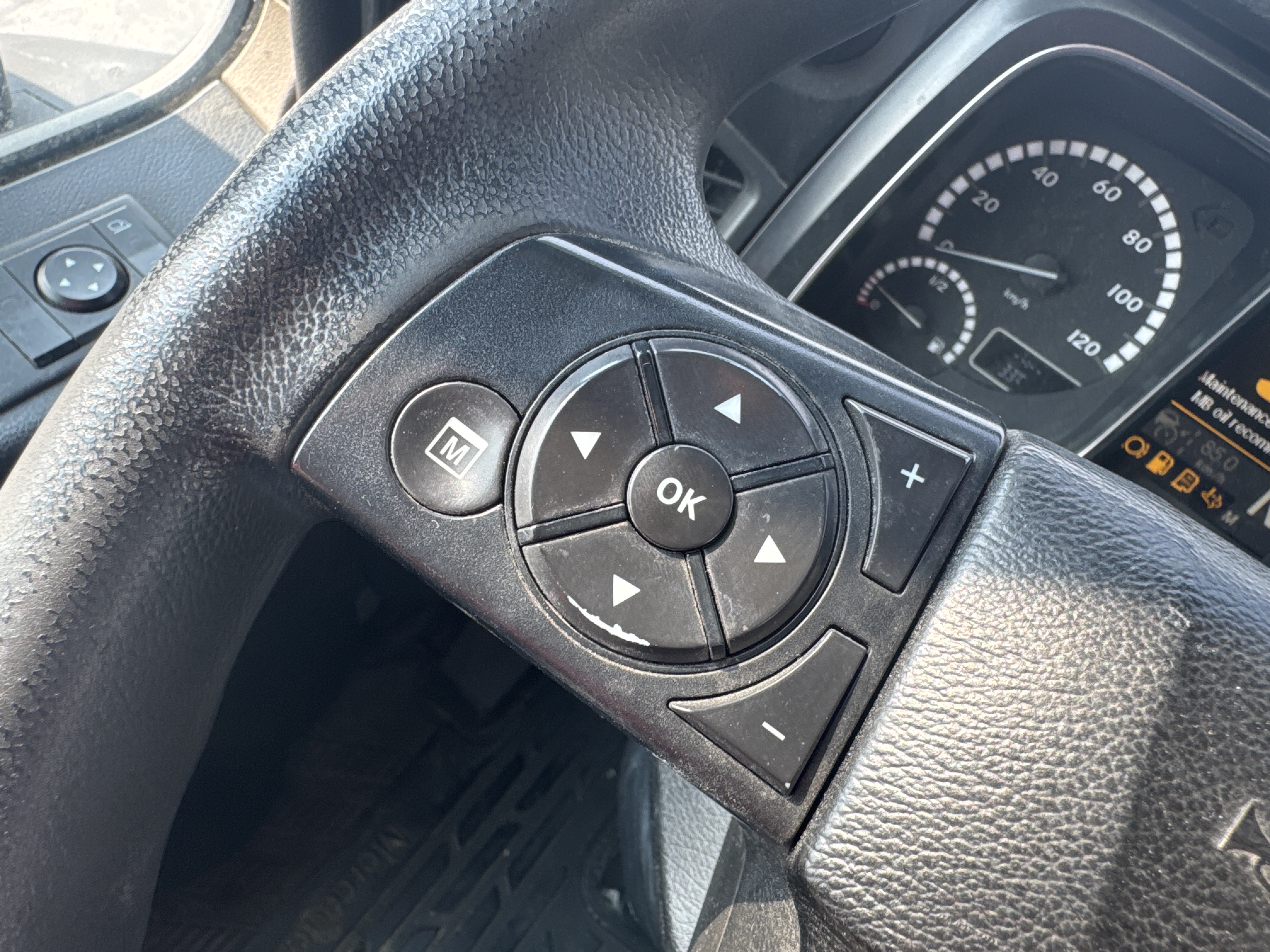 PMT-001-Mercedes-Benz-Actros-1845-Trailer-trucks-inspection-Cabin-Instrument-cluster-2