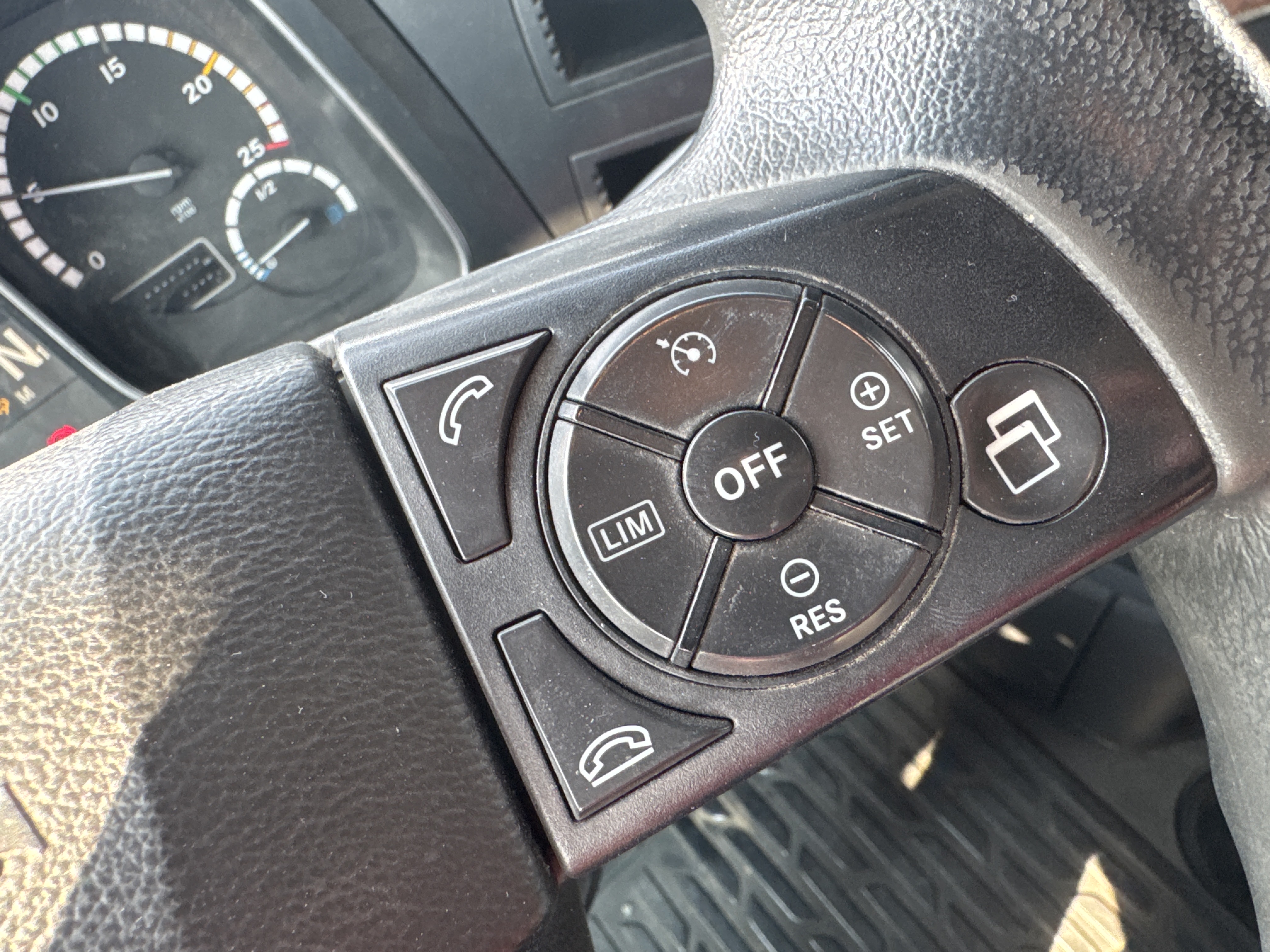 PMT-001-Mercedes-Benz-Actros-1845-Trailer-trucks-inspection-Cabin-Electronic-instrument-board-2