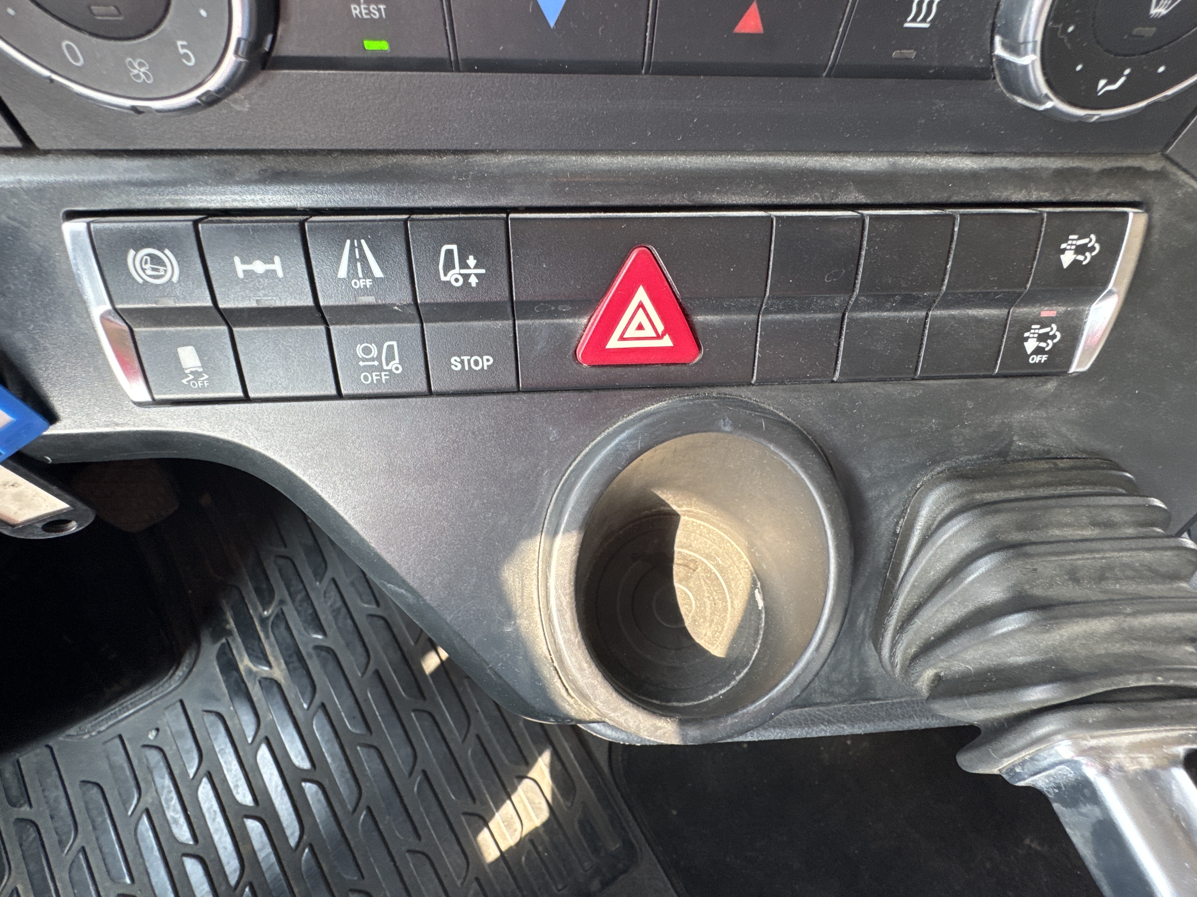 PMT-001-Mercedes-Benz-Actros-1845-Trailer-trucks-inspection-Cabin-Electronic-instrument-board-2