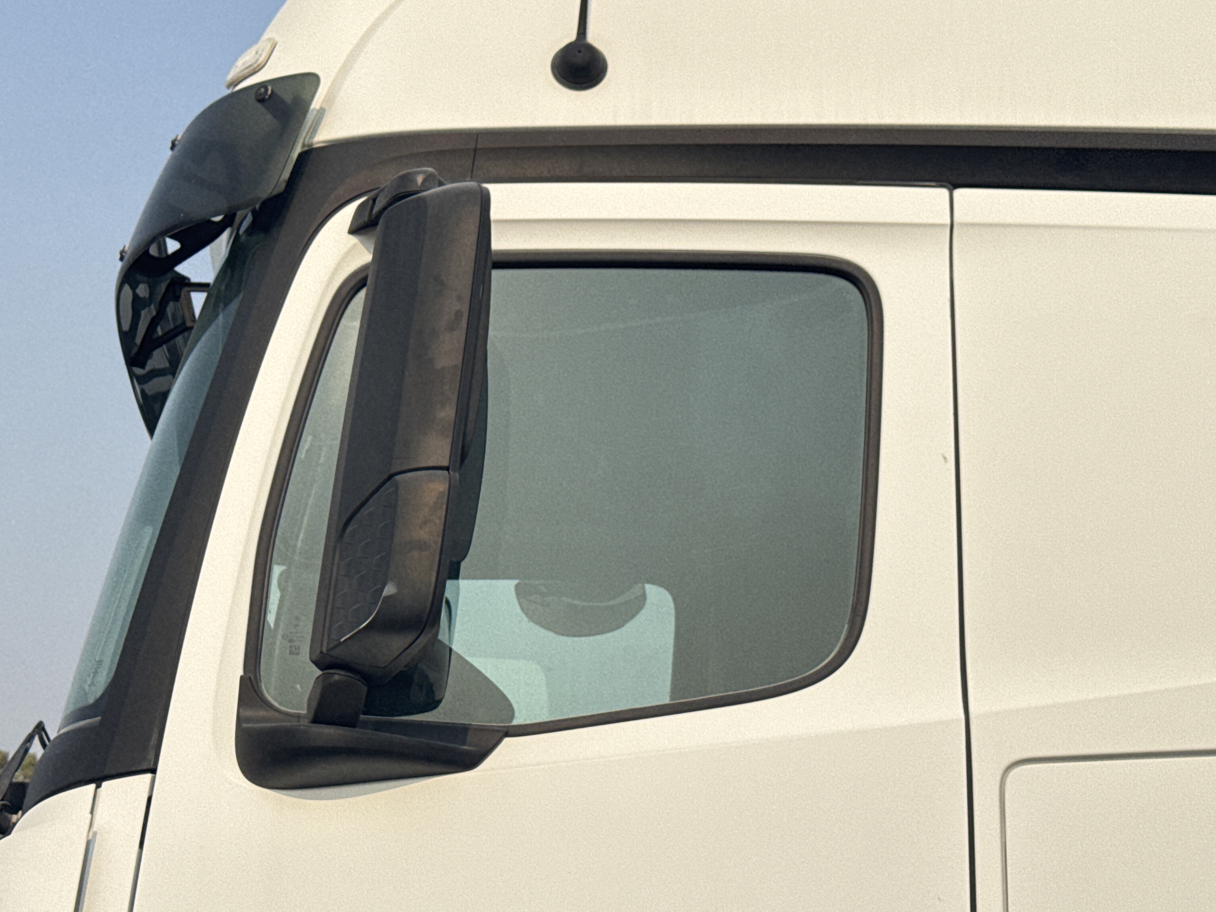 PMT-001-Mercedes-Benz-Actros-1845-Trailer-trucks-inspection-Safety-Glass-2