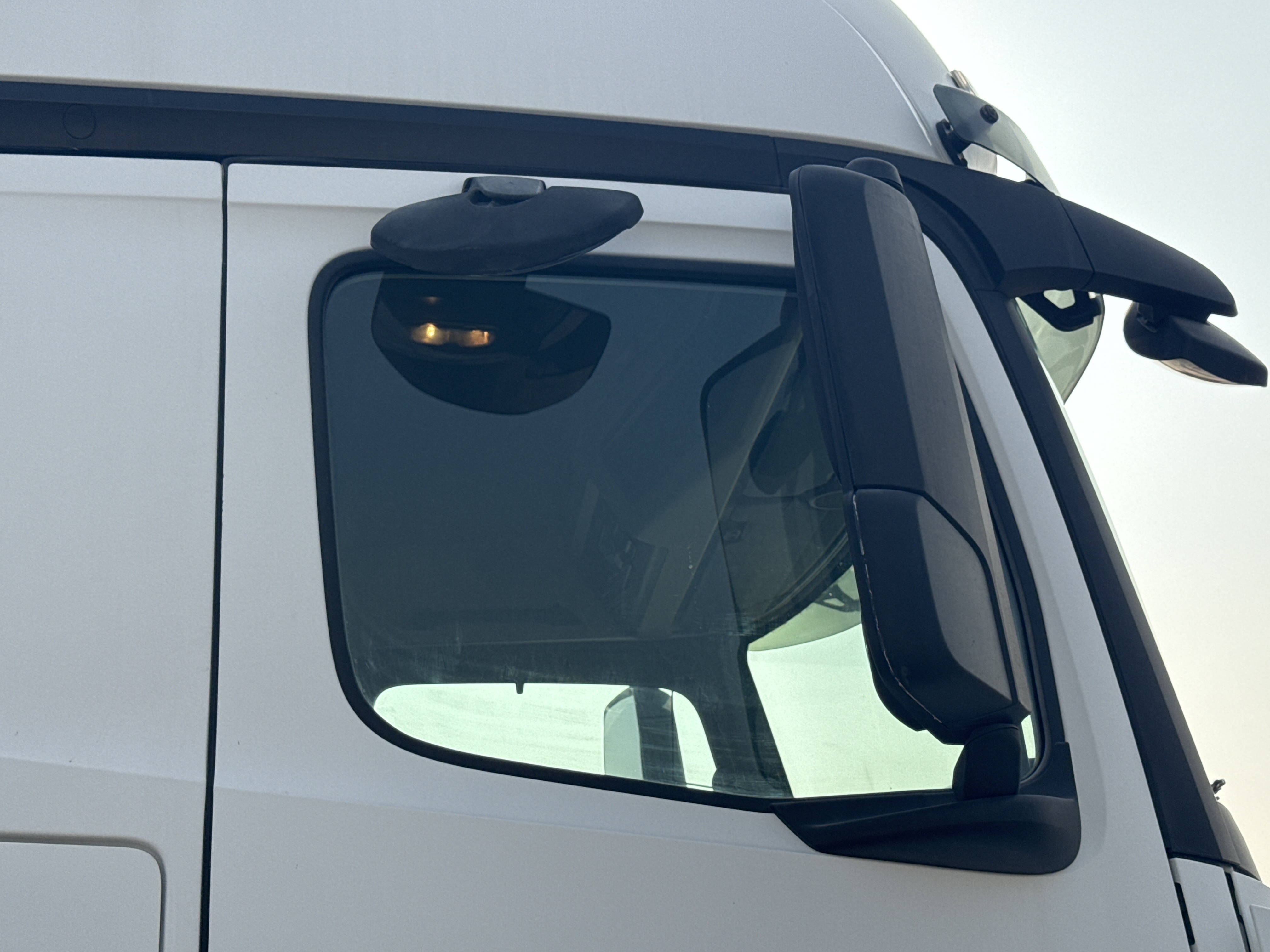 PMT-001-Mercedes-Benz-Actros-1845-Trailer-trucks-inspection-Safety-Glass-2