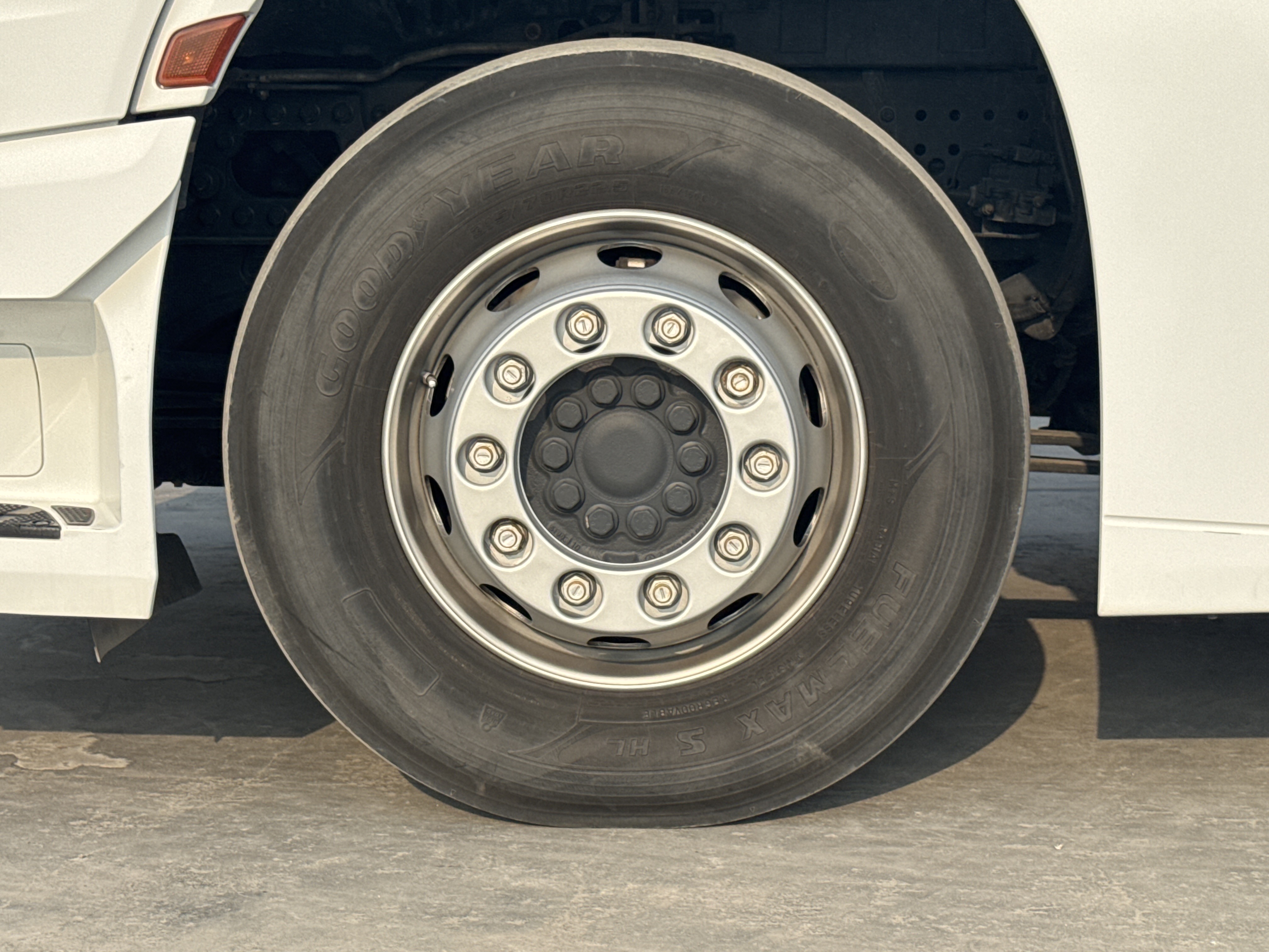 PMT-001-Mercedes-Benz-Actros-1845-Trailer-trucks-inspection-Chassis-Left-front-tire-/-wheel-hub---condition-2