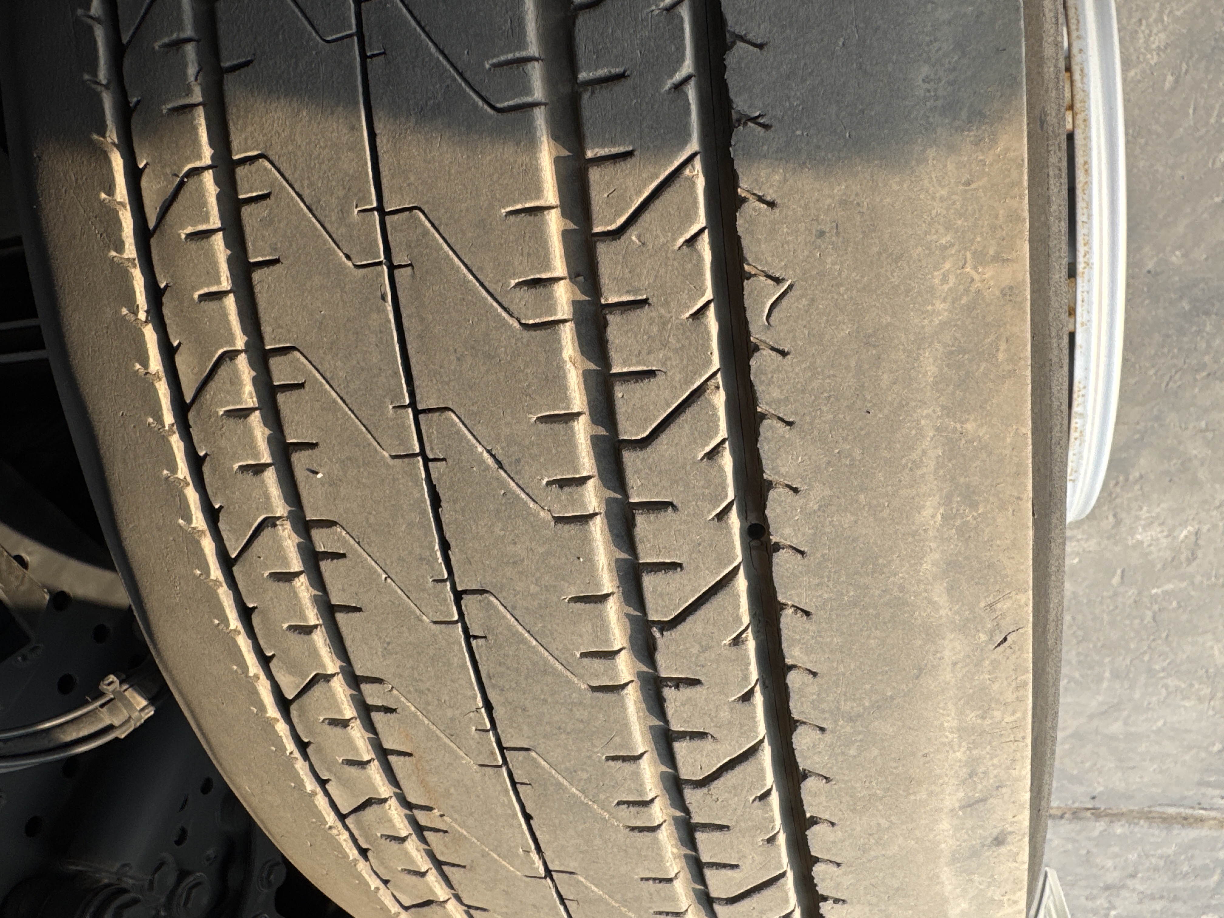 PMT-001-Mercedes-Benz-Actros-1845-Trailer-trucks-inspection-Chassis-Left-front-tire-/-wheel-hub---condition-2