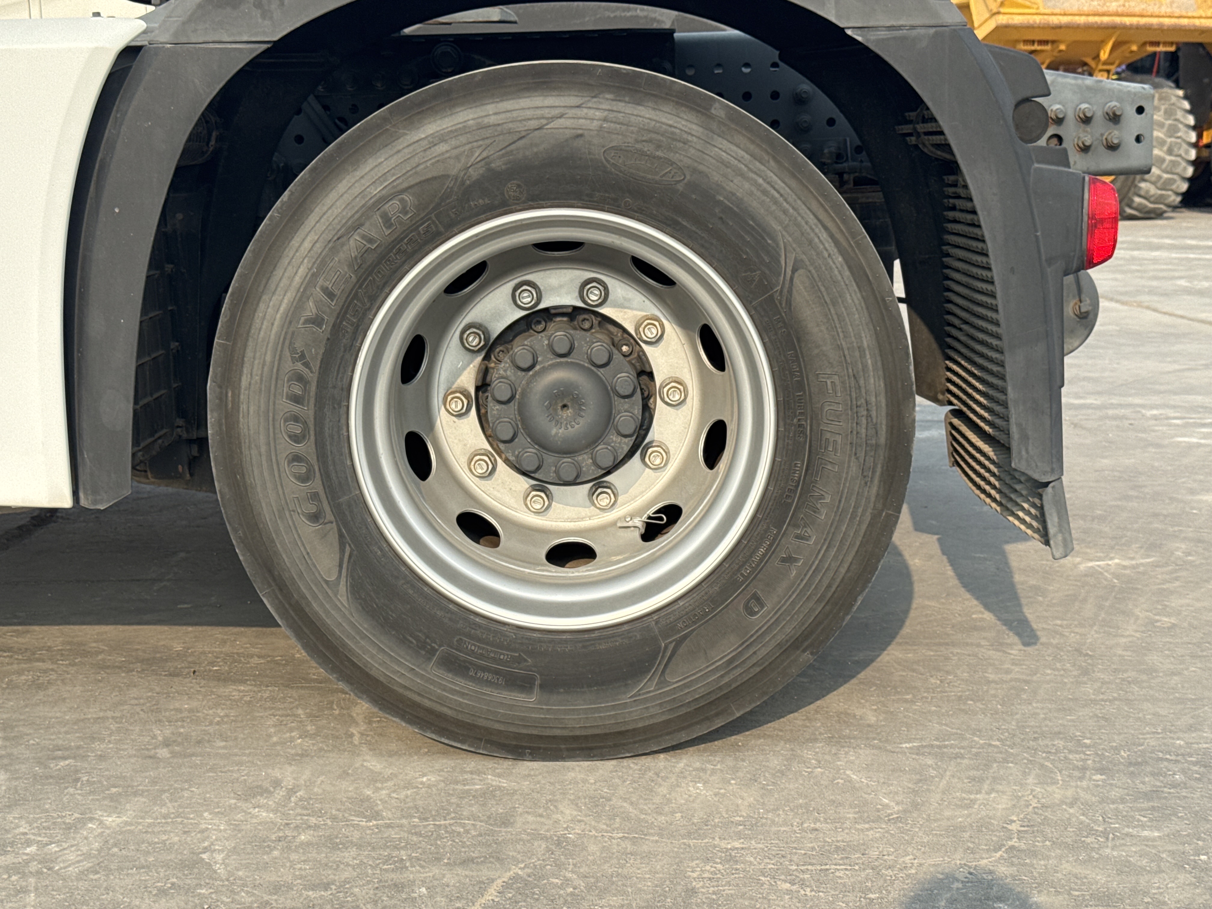 PMT-001-Mercedes-Benz-Actros-1845-Trailer-trucks-inspection-Chassis-Left-rear-tire-/-wheel-hub---condition-2